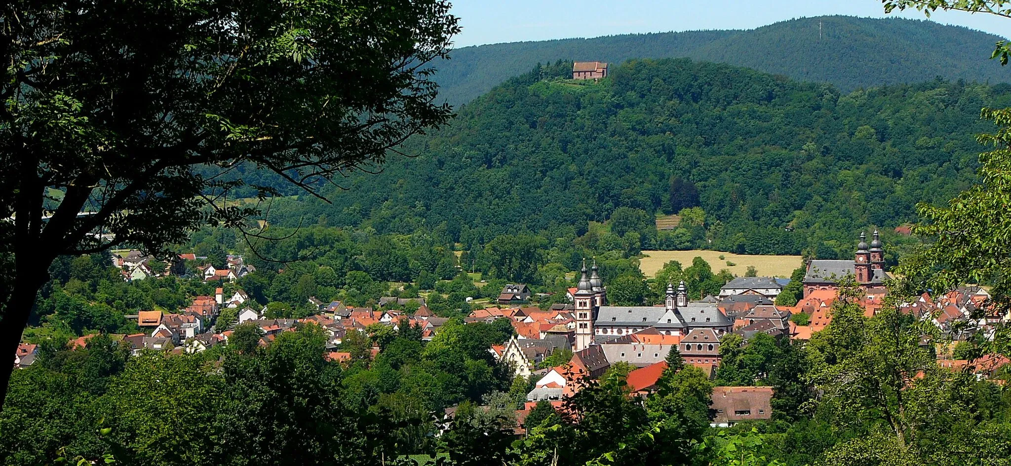 Photo showing: Ein Panorama von Amorbach in Unterfranken.