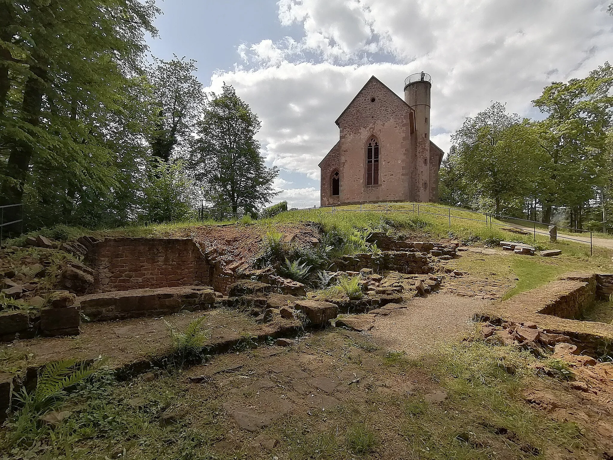 Photo showing: (Nord-)Ostansicht der Gotthardsruine auf dem Gotthardsberg, auf Gemarkungesgrenze zwischen Amorbach (links / südlich) und Weilbach), im Vordergrund Reste der Burg Frankenberg; Mai 2023