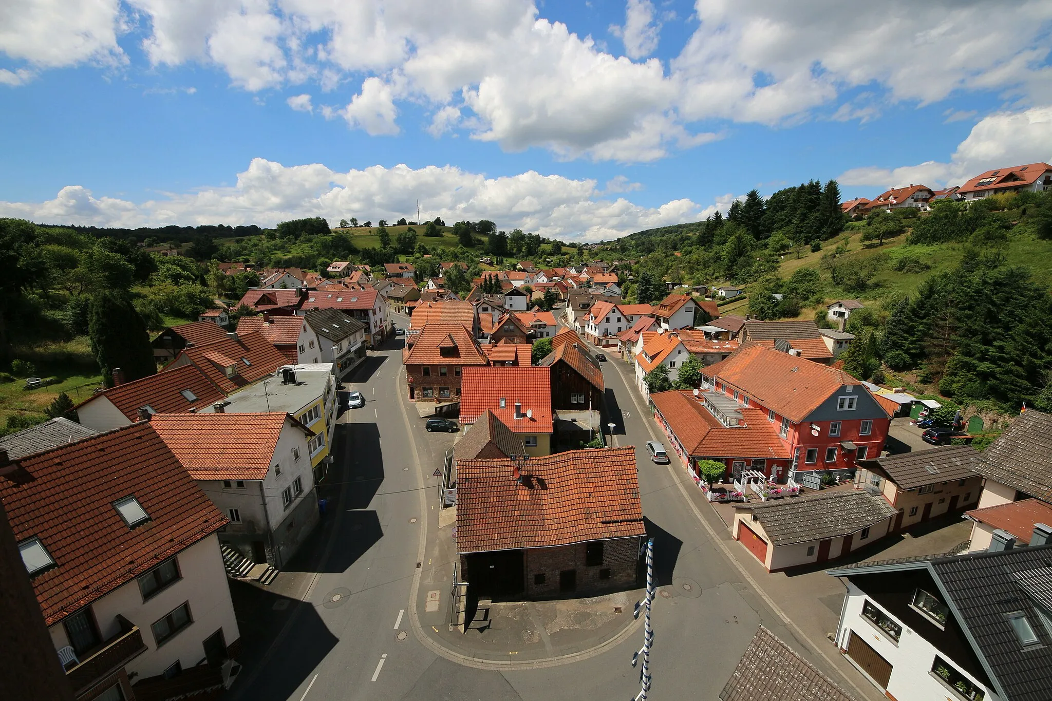 Photo showing: Blick vom Kirchturm auf den Weibersbrunner Ortskern 2014