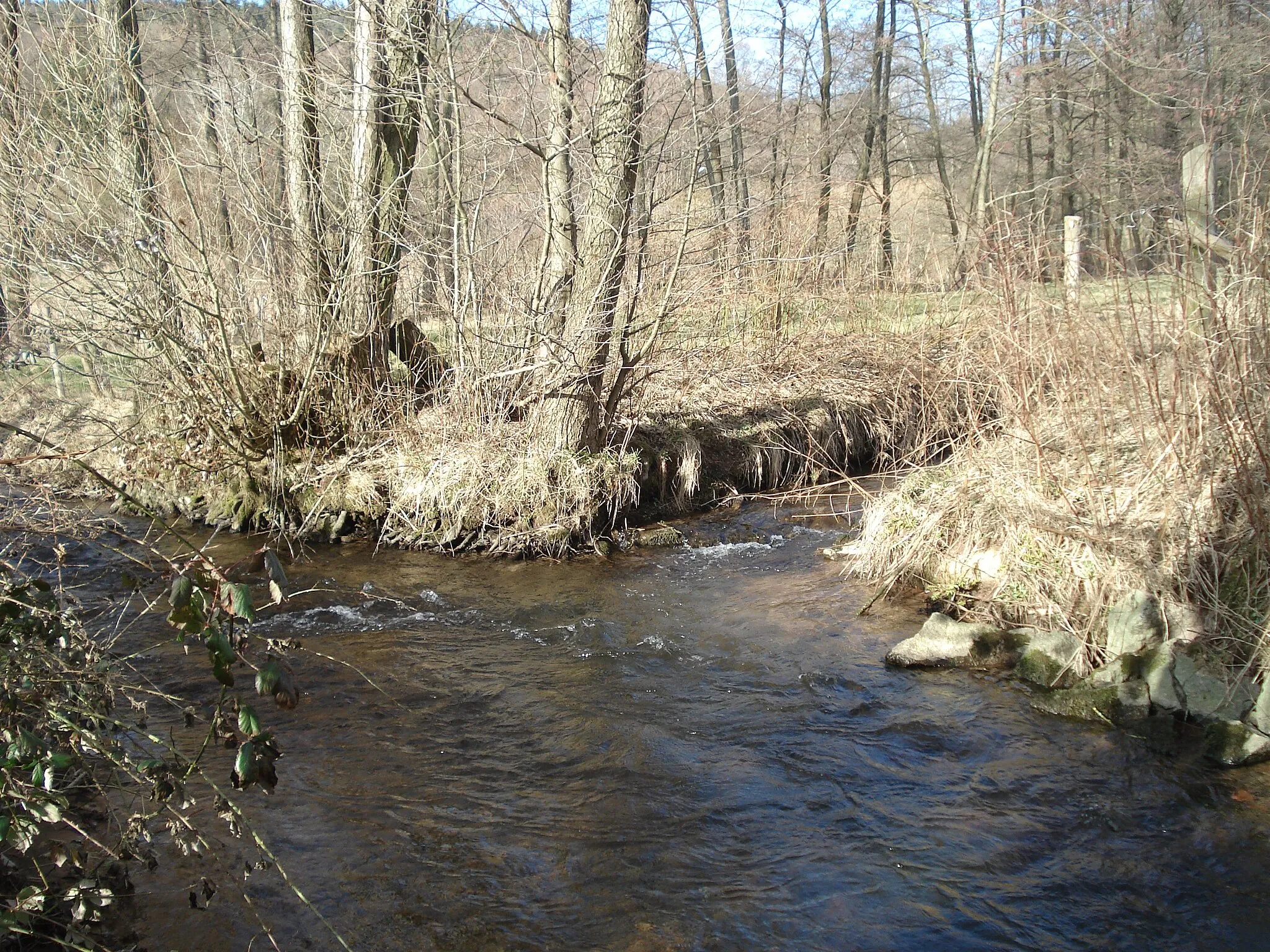 Photo showing: Der Edelbach (rechts) mündet in die Kahl