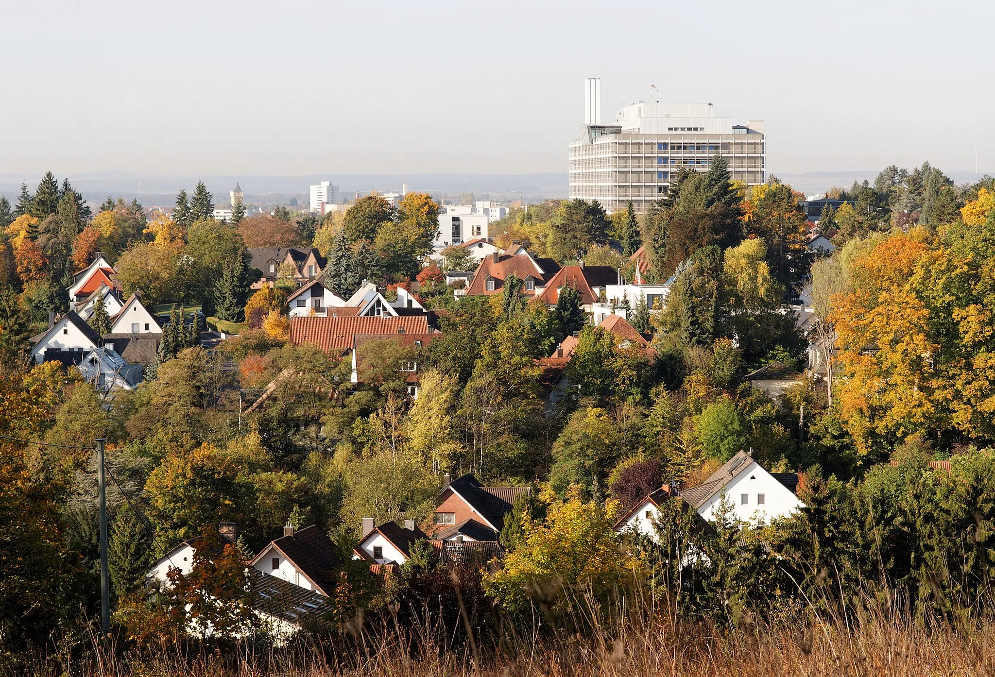 Photo showing: "Nordöstlicher Stadtteil" von Schweinfurt an einem Herbstvormittag, aus Richtung der Peterstirn gesehen.