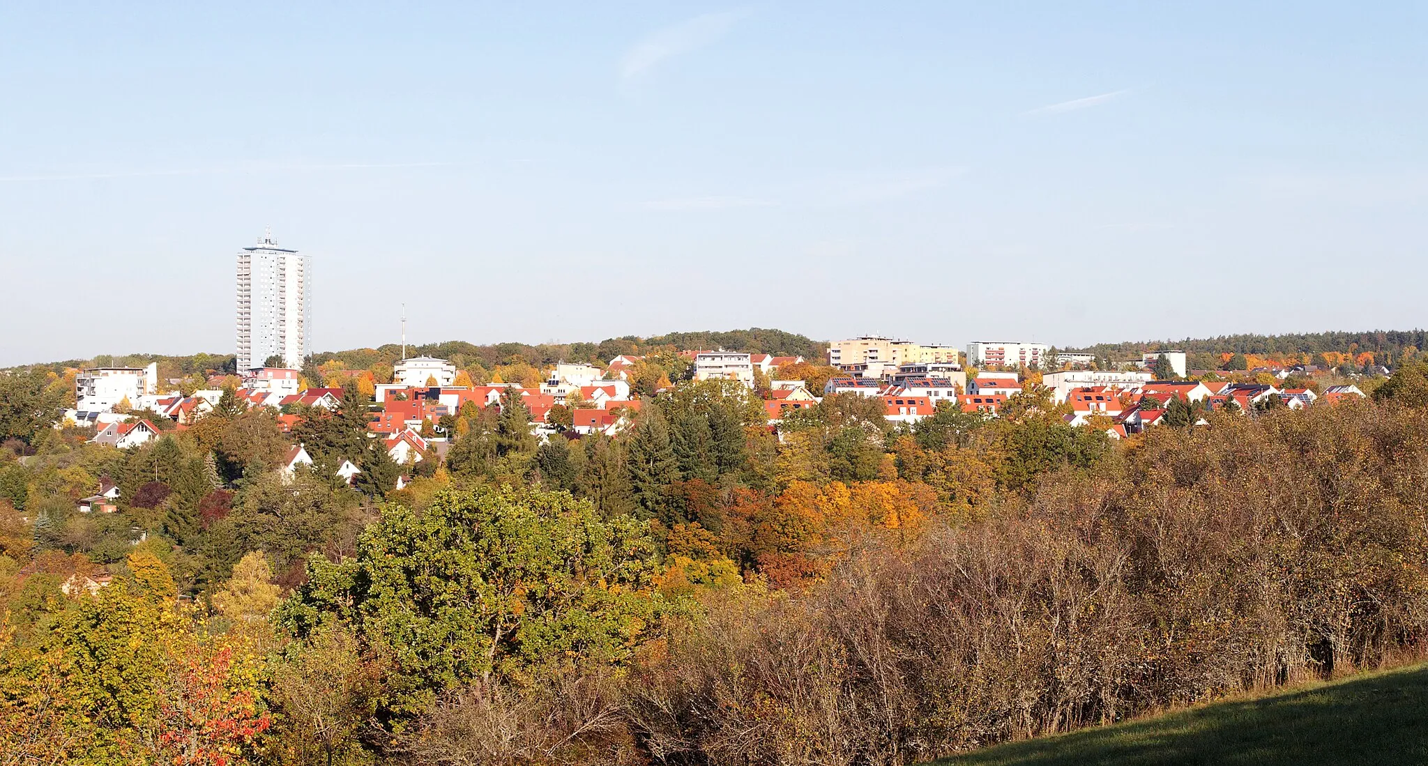 Photo showing: Zeilbaum von der Lettenleite / Peterstirn aus gesehen. Links im Hintergrund ist das Blaue Hochhaus im Stadtteil Hochfeld nicht zu übersehen. Derweil gehören die Gebäude im rechten Hintergrund schon zum Kernbereich des Stadtteils Deutschhof.