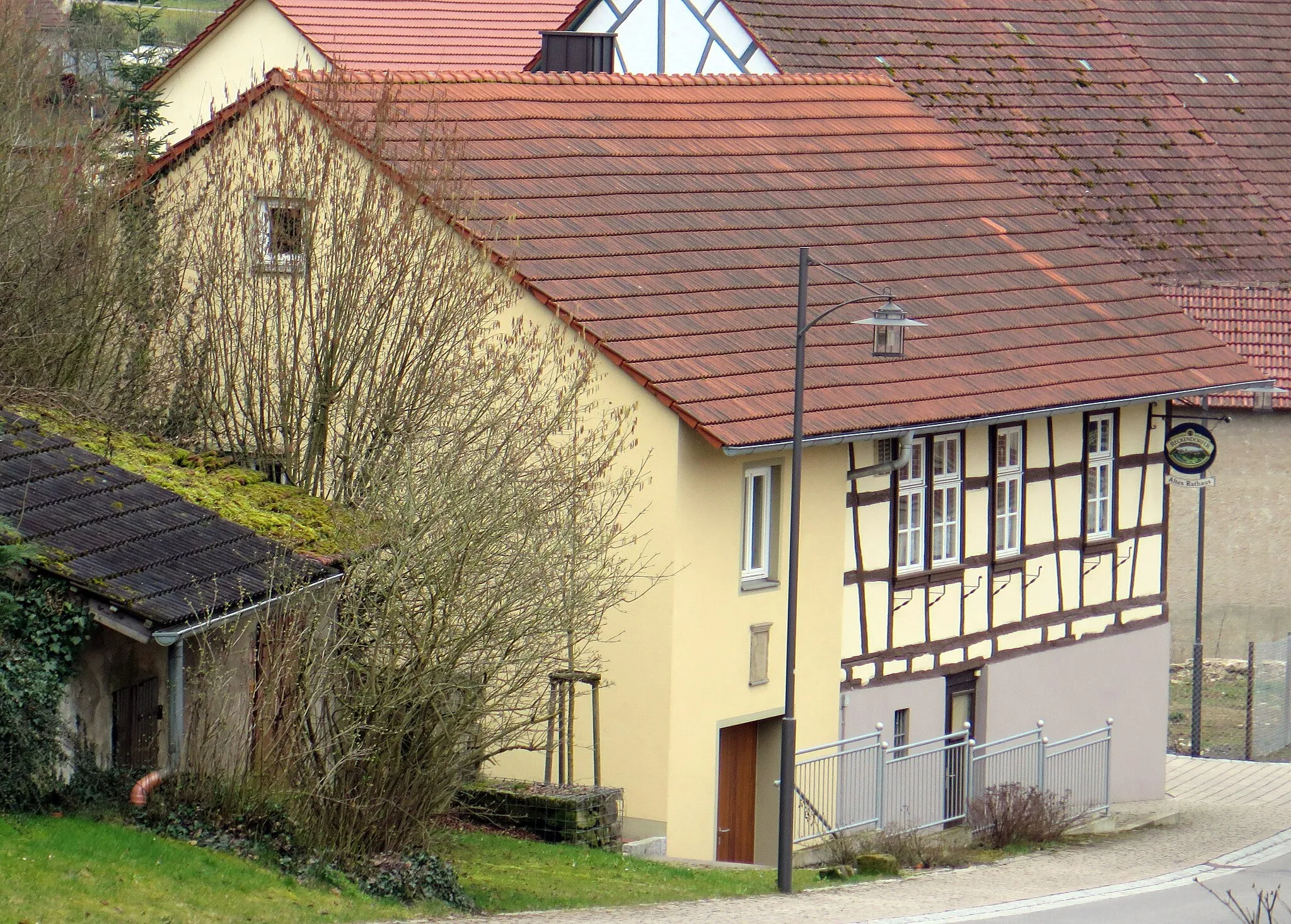 Photo showing: Ehemaliges Rathaus, gestelzter eingeschossiger und giebelständiger Fachwerkbau mit Satteldach, um 1910