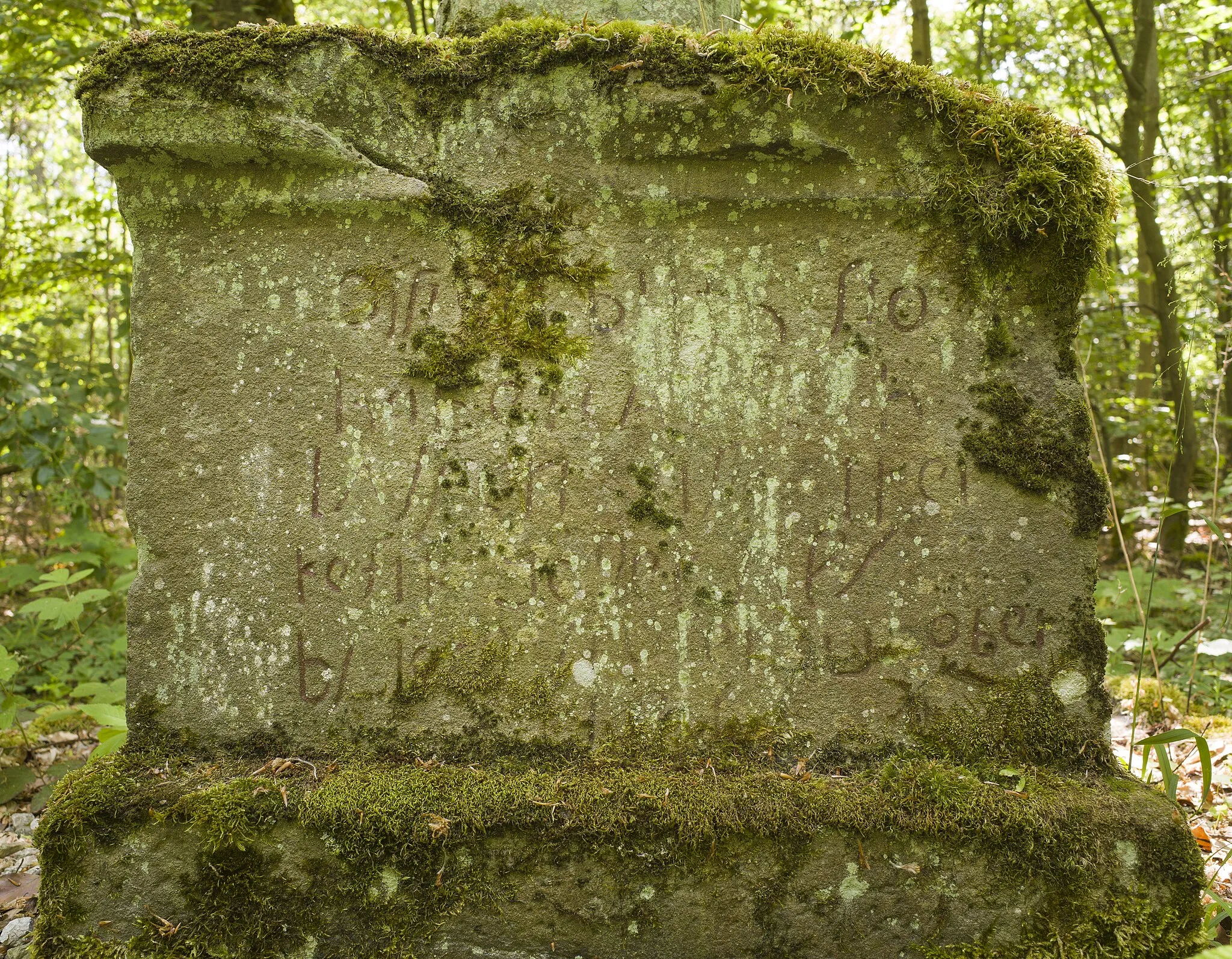 Photo showing: Bildstockfragment, sogenannte "Schustermarke" [oder "Schustermarter"], Inschriftsockel mit Säulenbasis, Sandstein, bezeichnet 1772