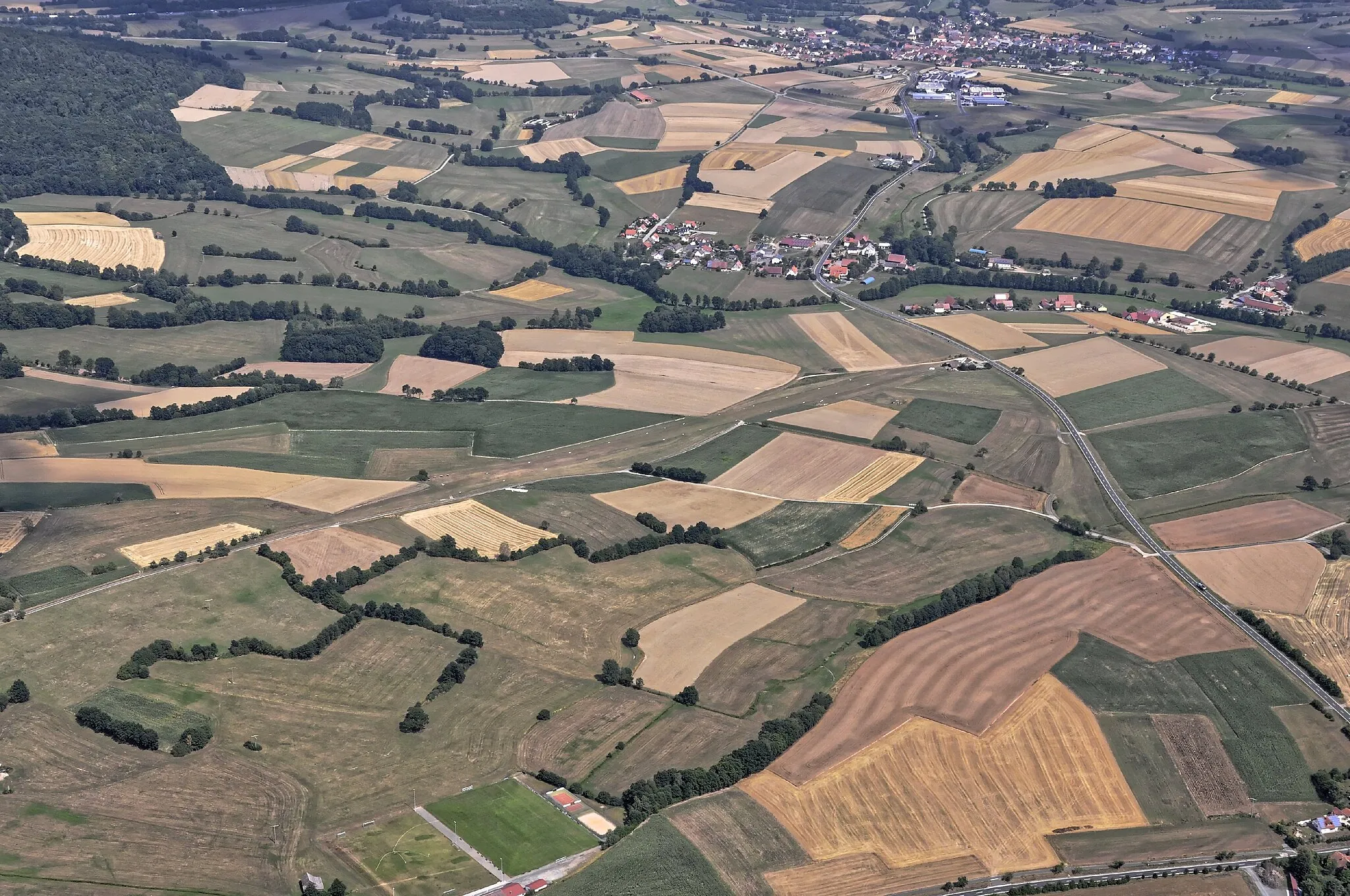 Photo showing: Bilder vom Flug Nordholz-Hammelburg 2015: Flugfeld Oberleichtersbach; im Hintergrund Einraffshof und Schondra.