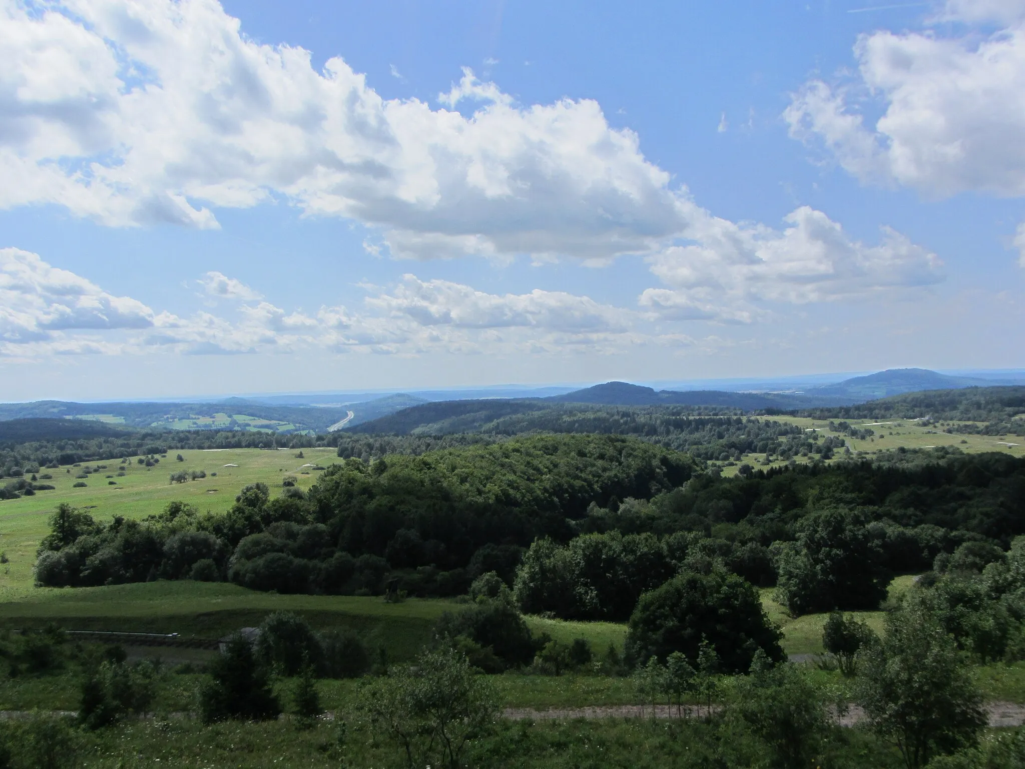 Photo showing: Blick vom Hang des Kleinen Auersbergs, im Fokus Dreistelz, links Pilsterköpfe