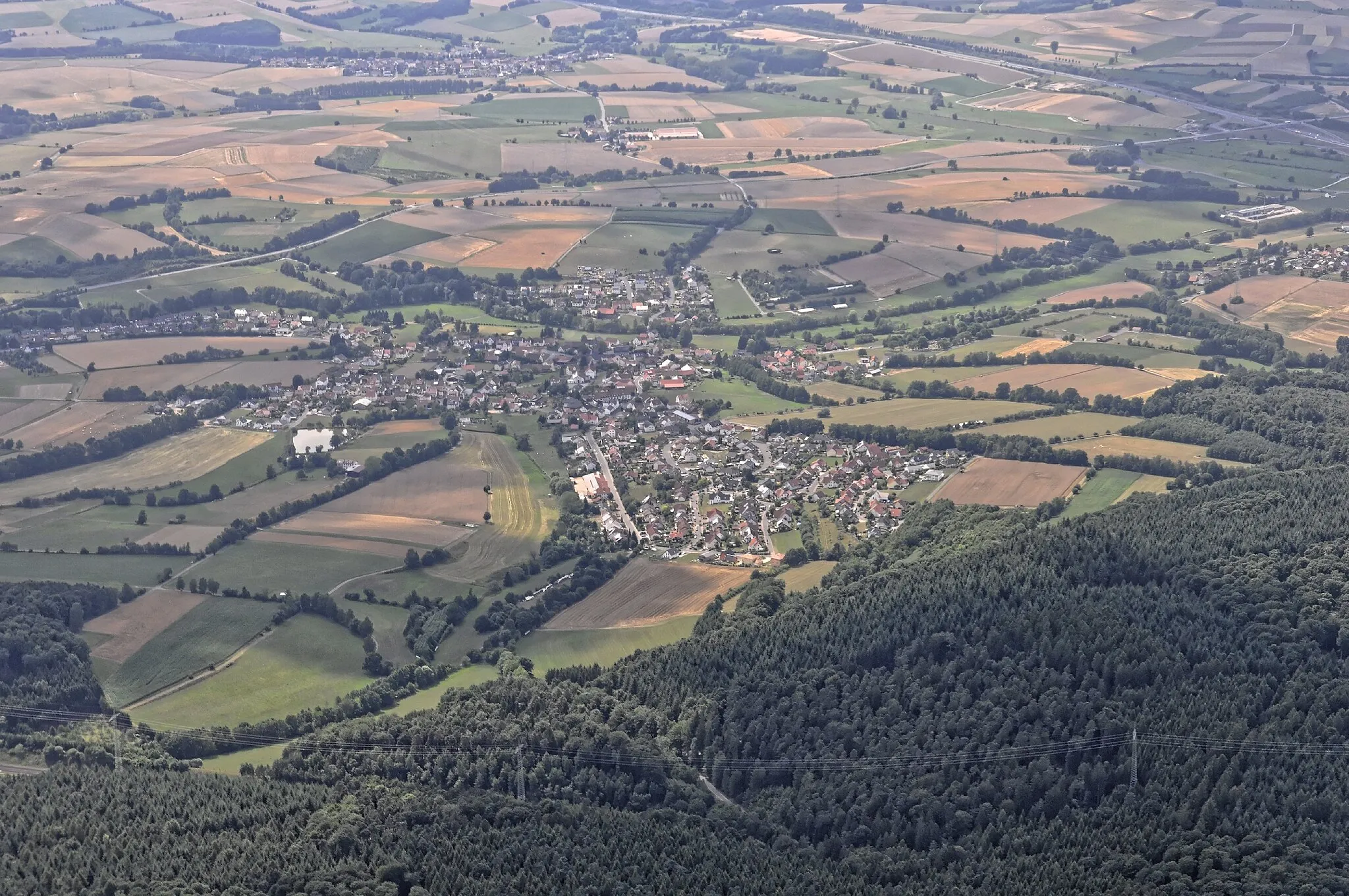 Photo showing: Bilder vom Flug Nordholz-Hammelburg 2015: Blick von Osten auf Niederkalbach. Oben rechts die Autobahn A66. Oben links Schweben.