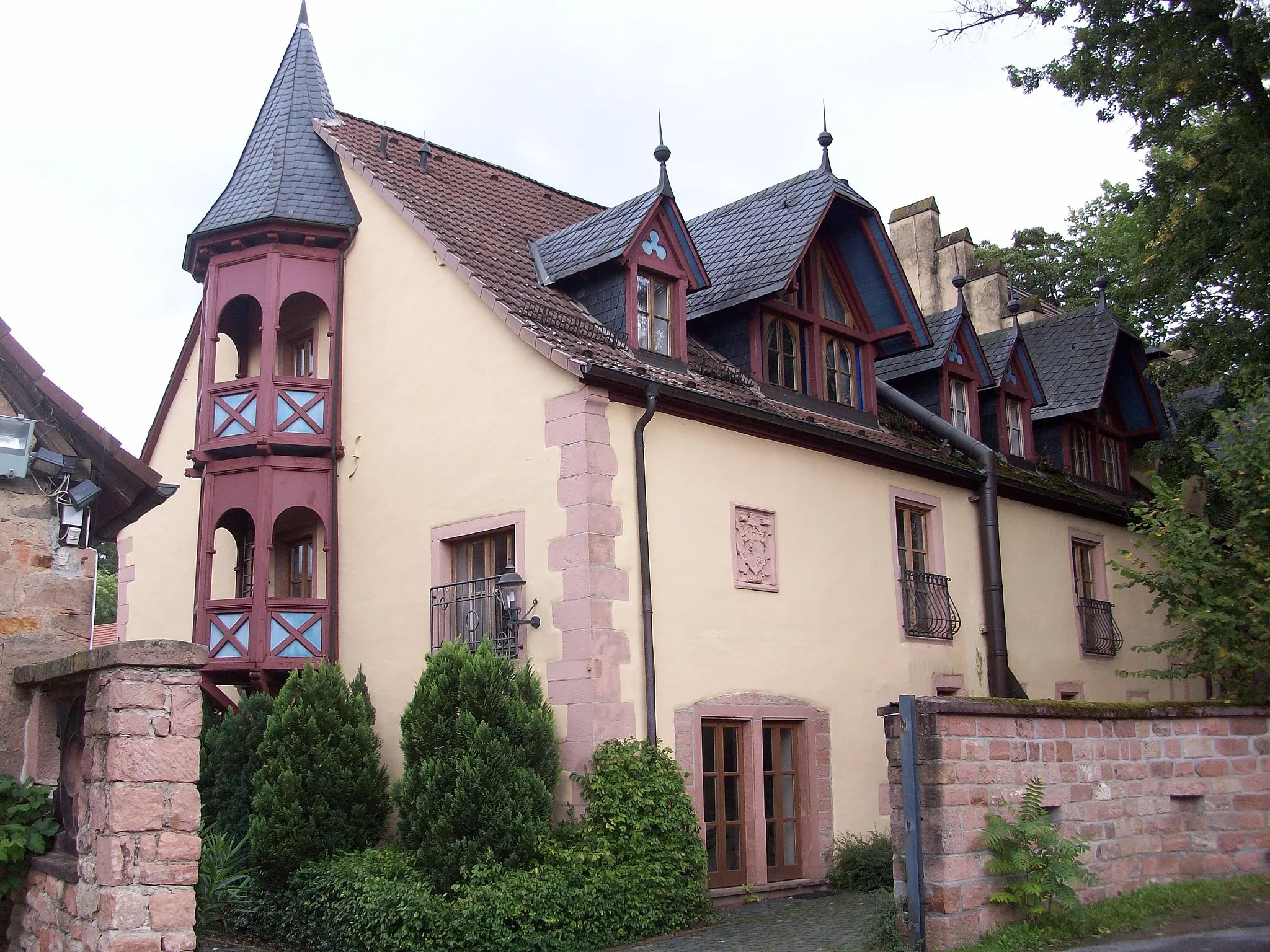 Photo showing: Schloss Weyberhöfe im Weiler Weiberhof der Gemeinde Sailauf, Lkrs. Aschaffenburg, Unterfranken, Bayern. Südlicher Querriegel mit Mainzer Wappen