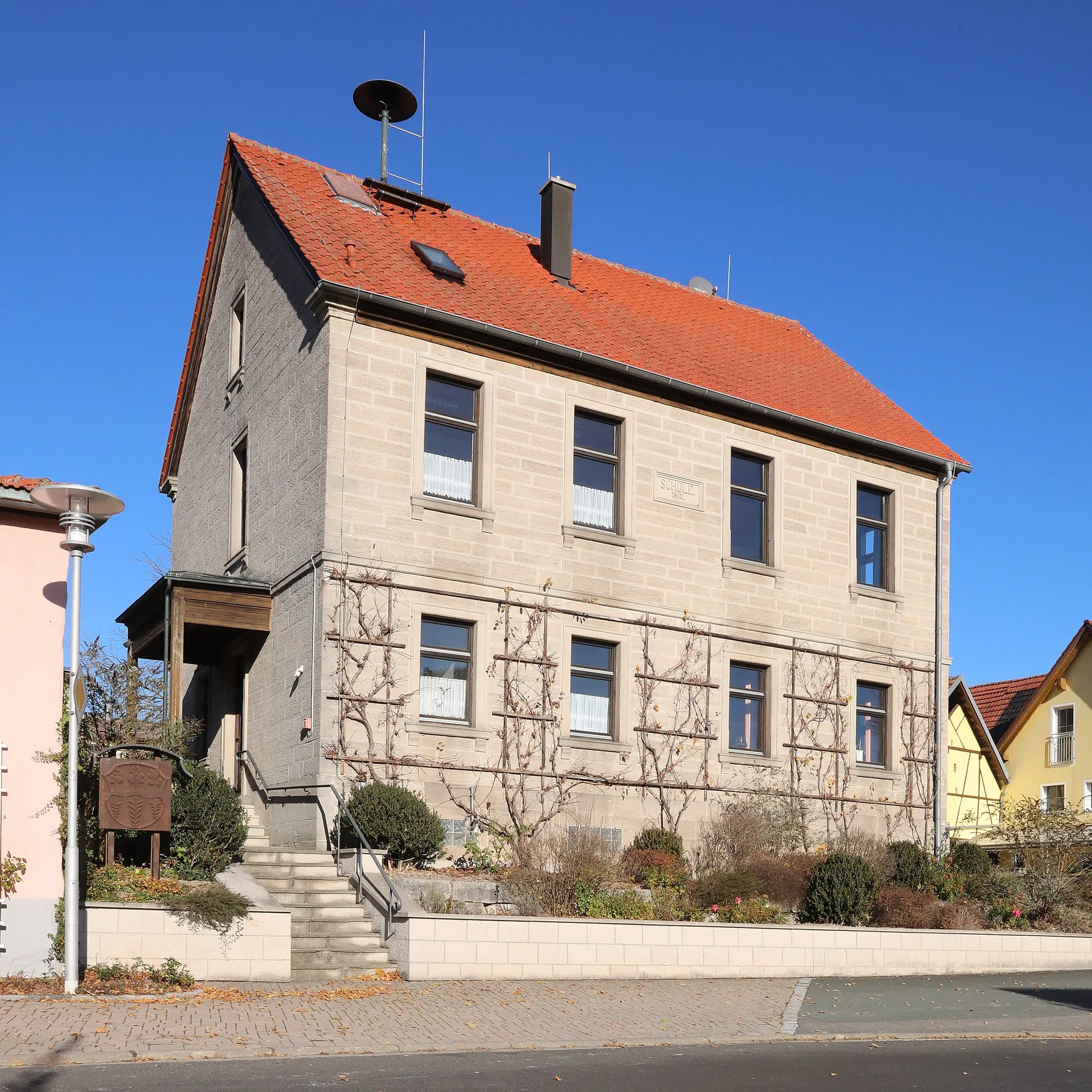 Photo showing: Ehem. Schulhaus in Schönbach