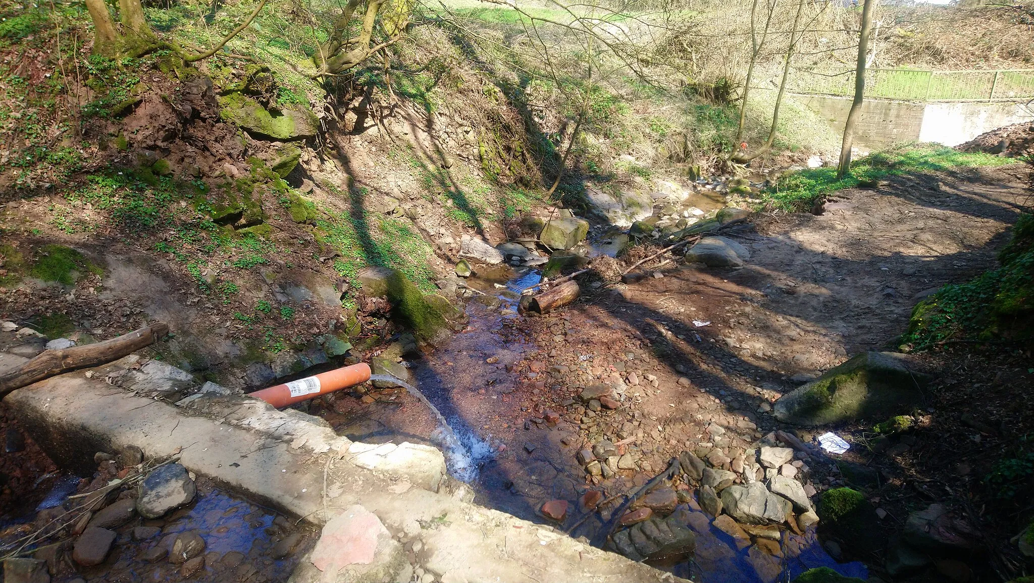 Photo showing: Der Bach von Götterhain an der B45 bei Zell im Odenwald