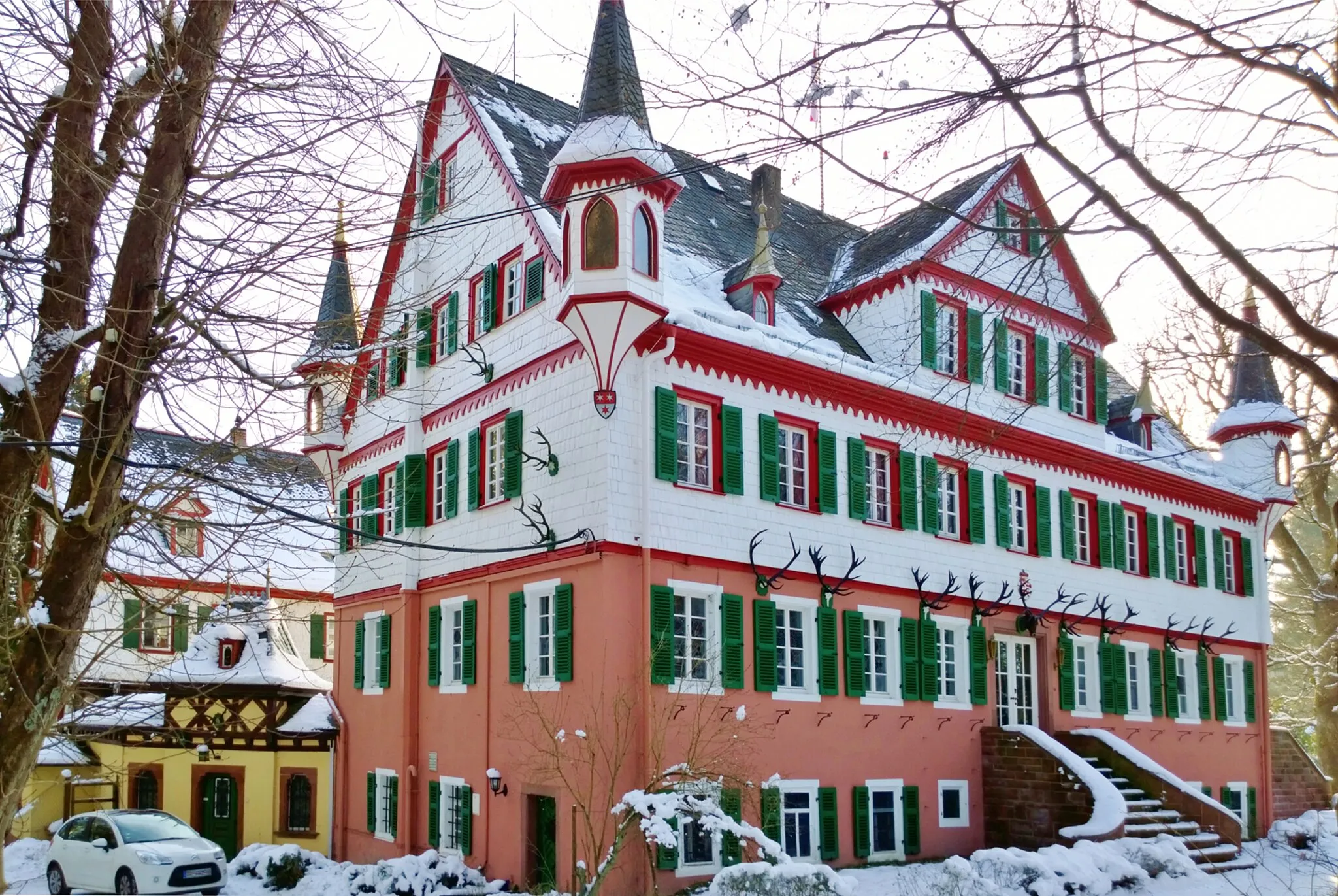 Photo showing: Blick von der B47 auf den nördlichen Baukörper und den Verbindungstrakt des Jagdschlosses Eulbach, Michelstadt, Odenwald