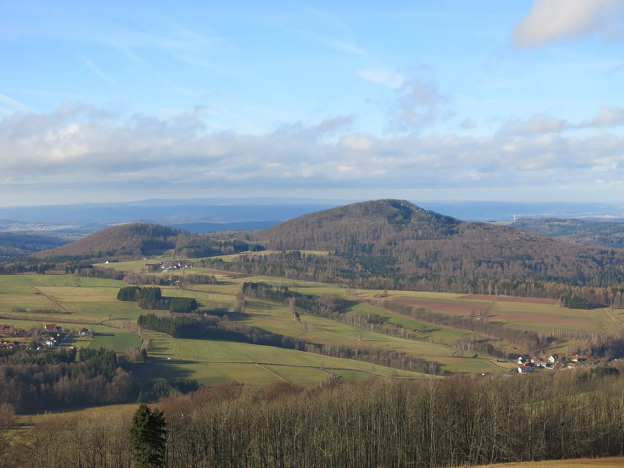 Photo showing: Der Große Nallenberg (rechts) und der Kleine Nallenberg (links), gesehen vom Simmelsberg