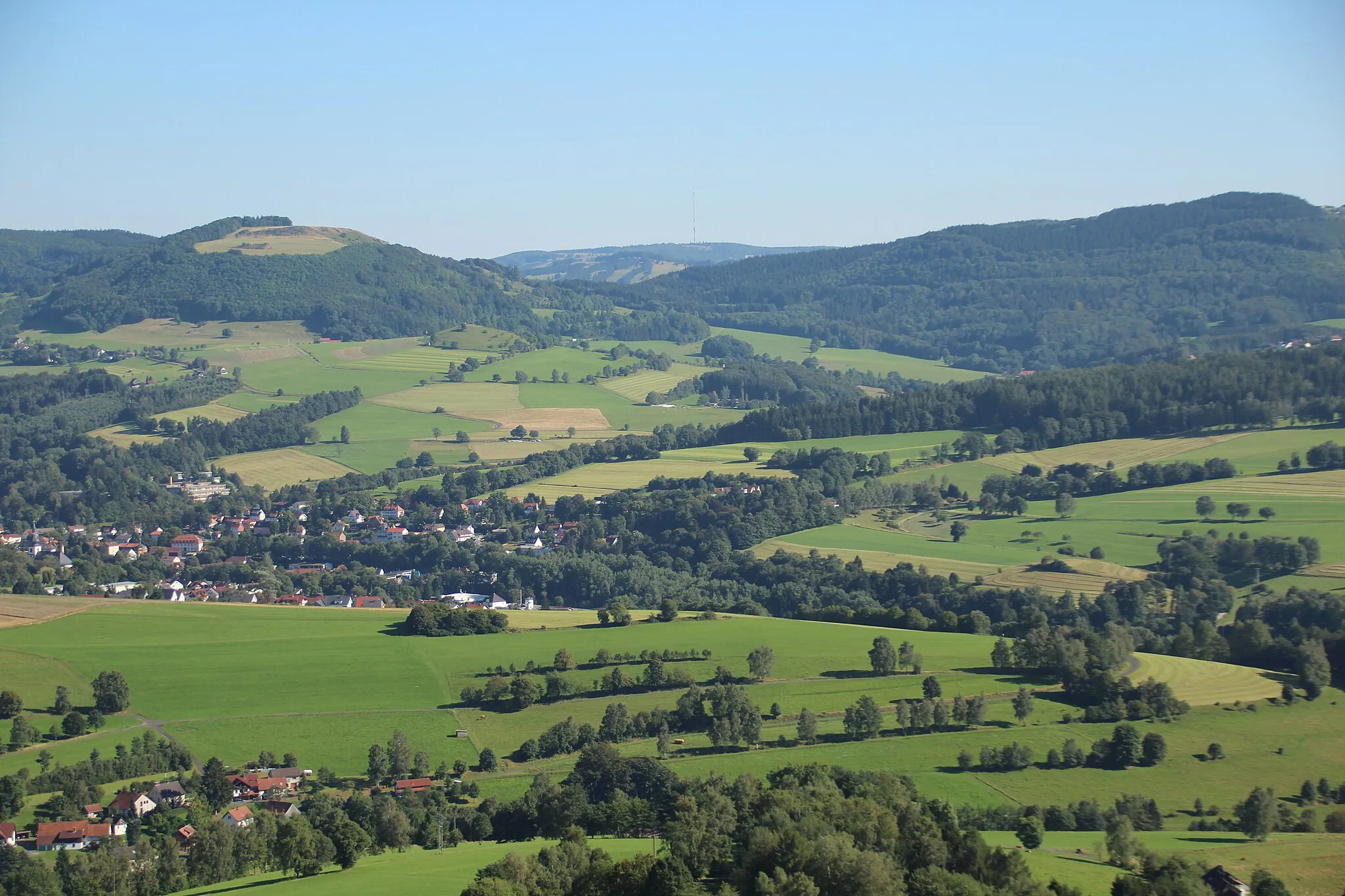 Photo showing: Blick vom Wachtküppel südostwärts in Richtung Schwedenschanze und Kreuzberg