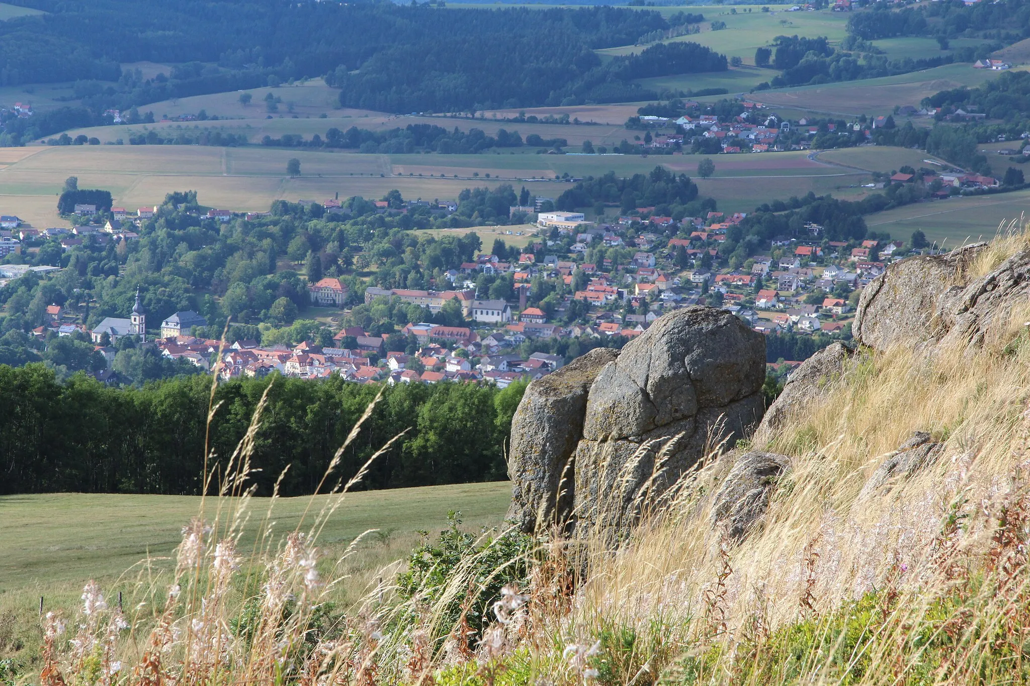 Photo showing: Bild vom Gipfelbereich des Simmelsberges an einem Basaltfelsen vorbei nach Gersfeld