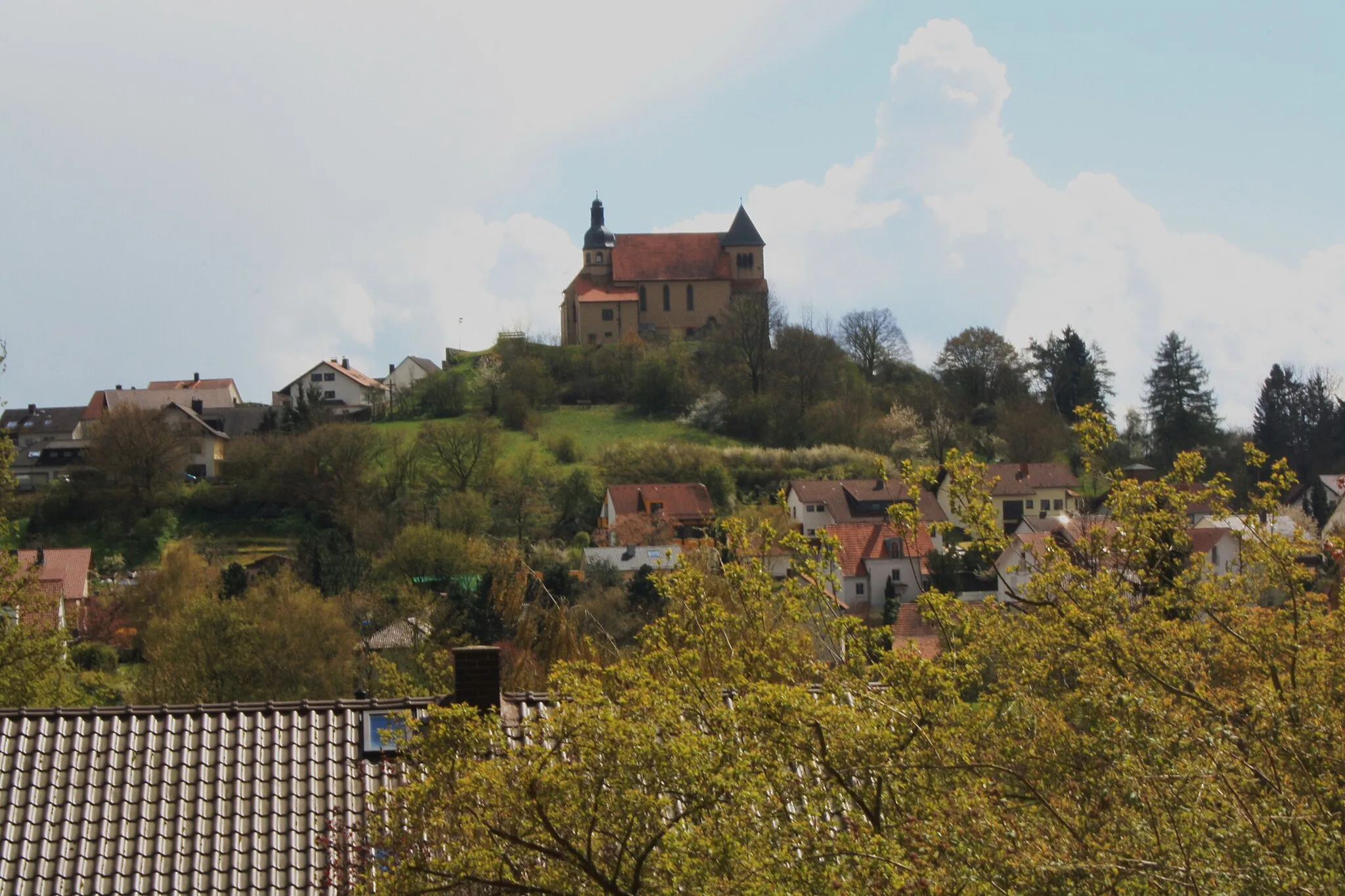 Photo showing: Petersberger Warte auf dem Rauschenberg, Blick vom Naherholungsgebiet zur Loabakirche
