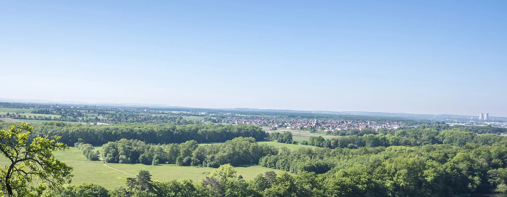 Photo showing: Blick von der Aussichtsterrasse an der Bismarckhöhe (bei der Mainleite östlich von Schweinfurt) ins Landschaftsschutzgebiet "Mainauelandschaft bei Sennfeld"; im Hintergrund Sennfeld, Schweinfurt und Grafenrheinfeld
