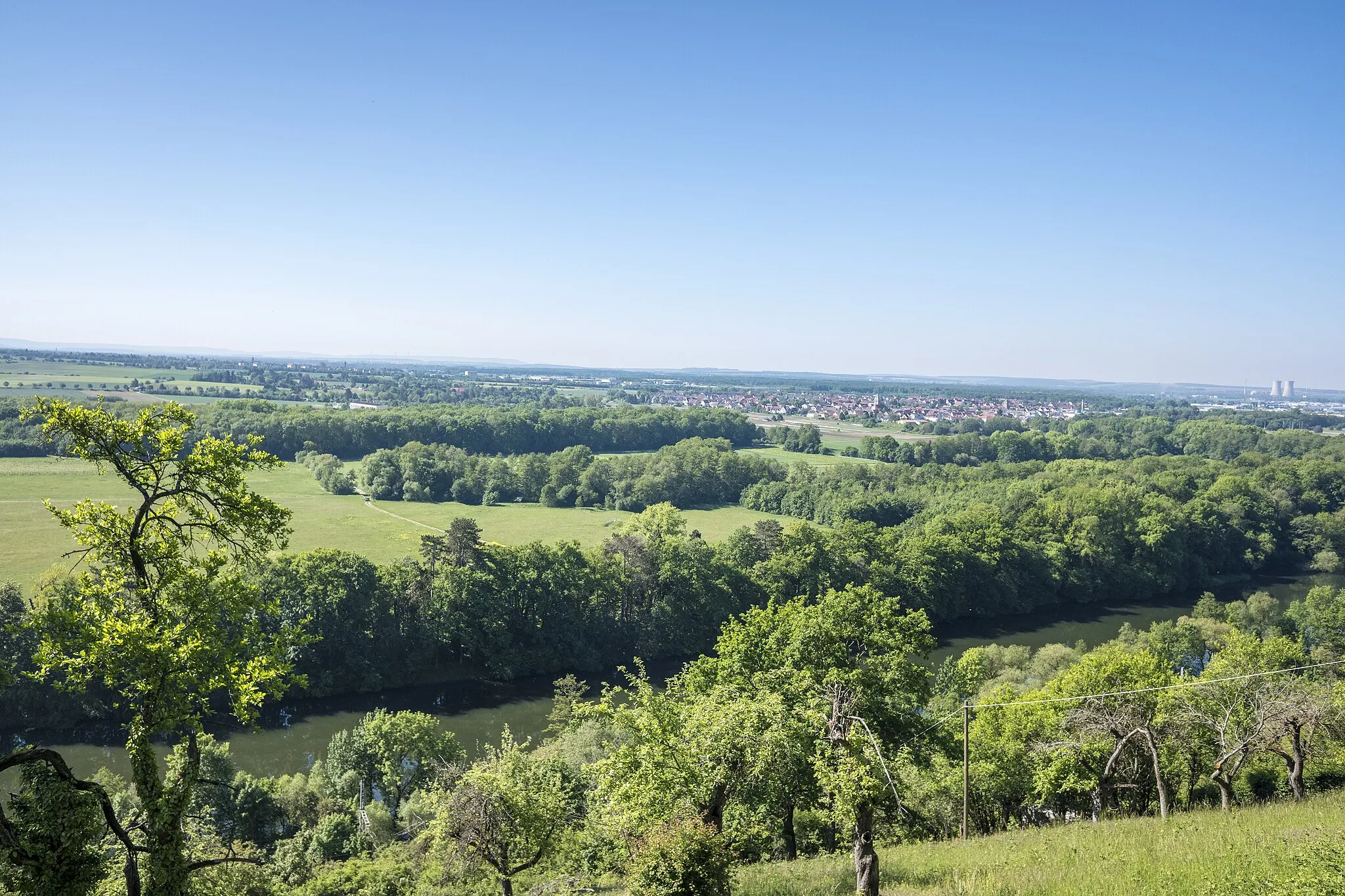 Photo showing: Blick von der Mainleite Richtung Sennfeld; in der Bildmitte Wiesen im FFH-Gebiet 5927-371 "Maintal bei Sennfeld und Weyer" und im Landschaftsschutzgebiet "Mainauelandschaft bei Sennfeld"