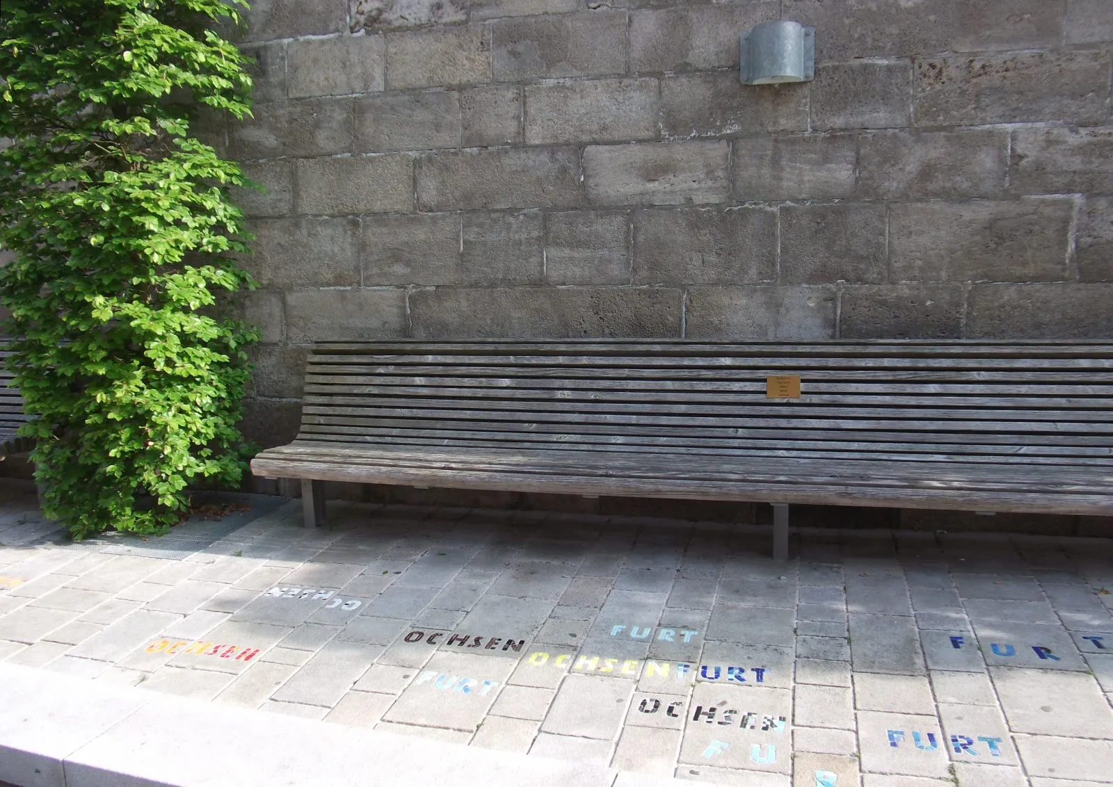 Photo showing: einladende Bank und Mosaik-Bodeninschriften