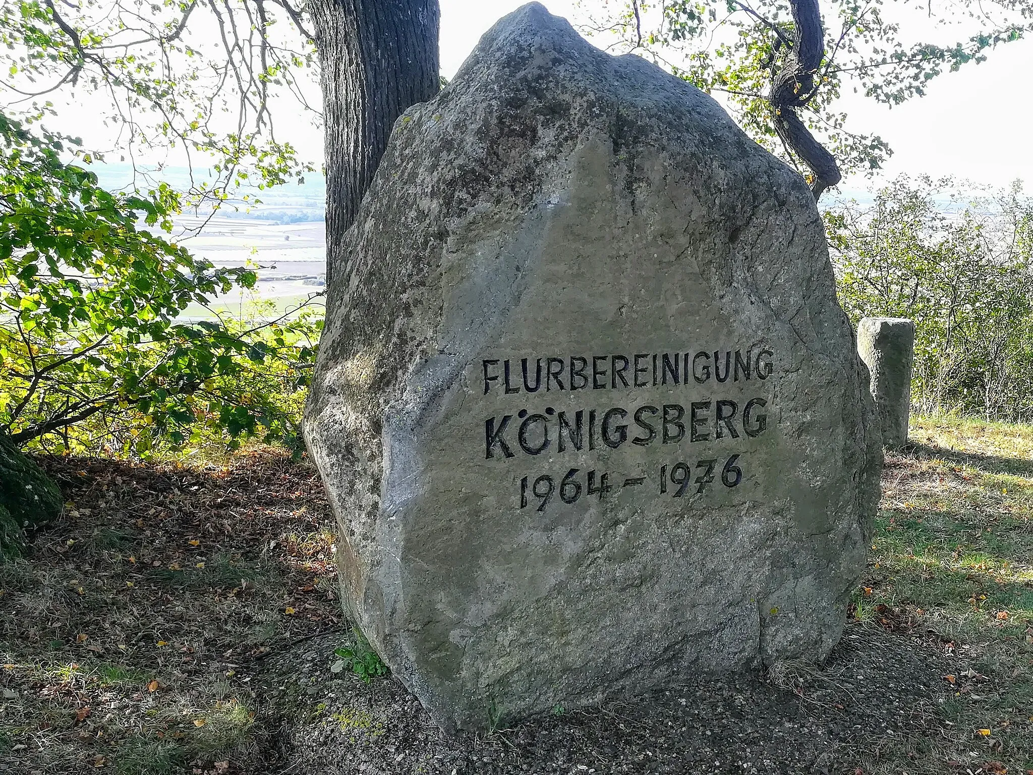 Photo showing: Der Gedenkstein "Flurbereinigung Königsberg" 1964 - 1976 befindet sich auf der Wart südlich von Königsberg in Bayern.