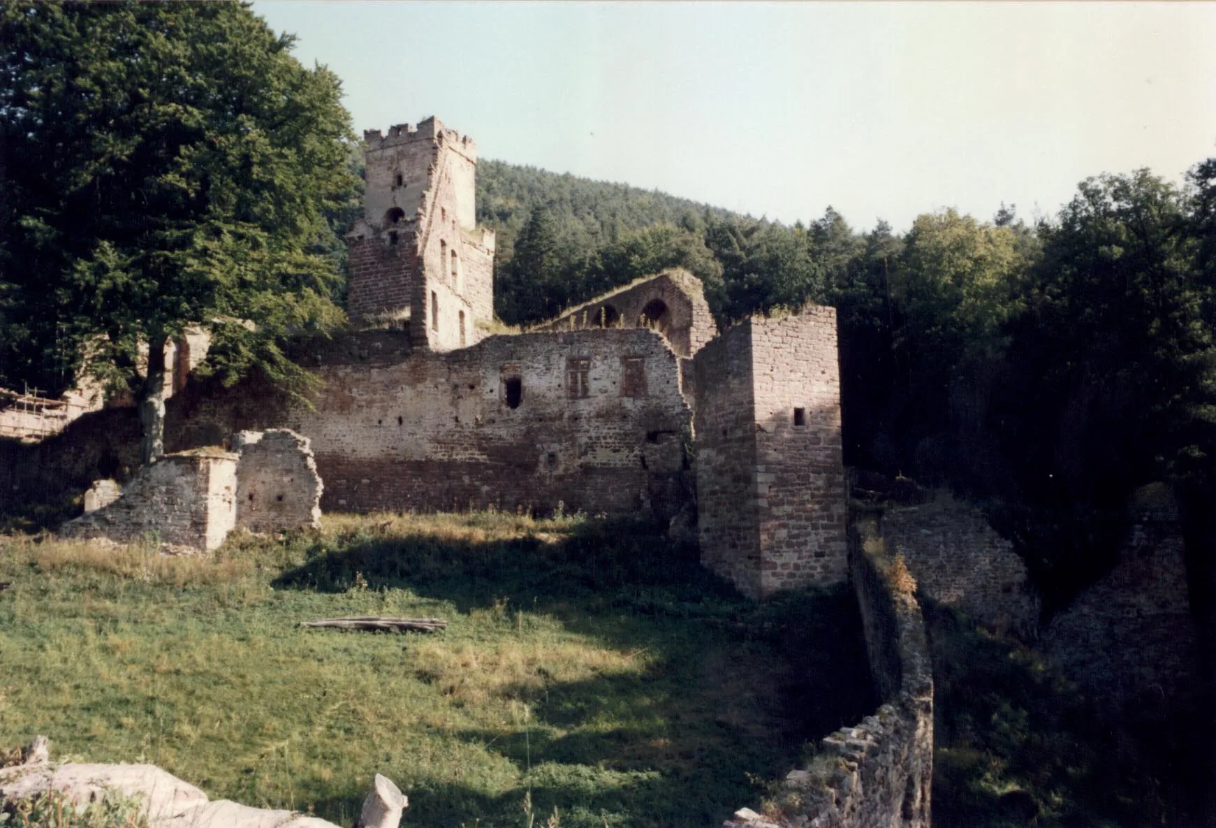 Photo showing: Burg Freudenberg mit dreistufigen Bergfried