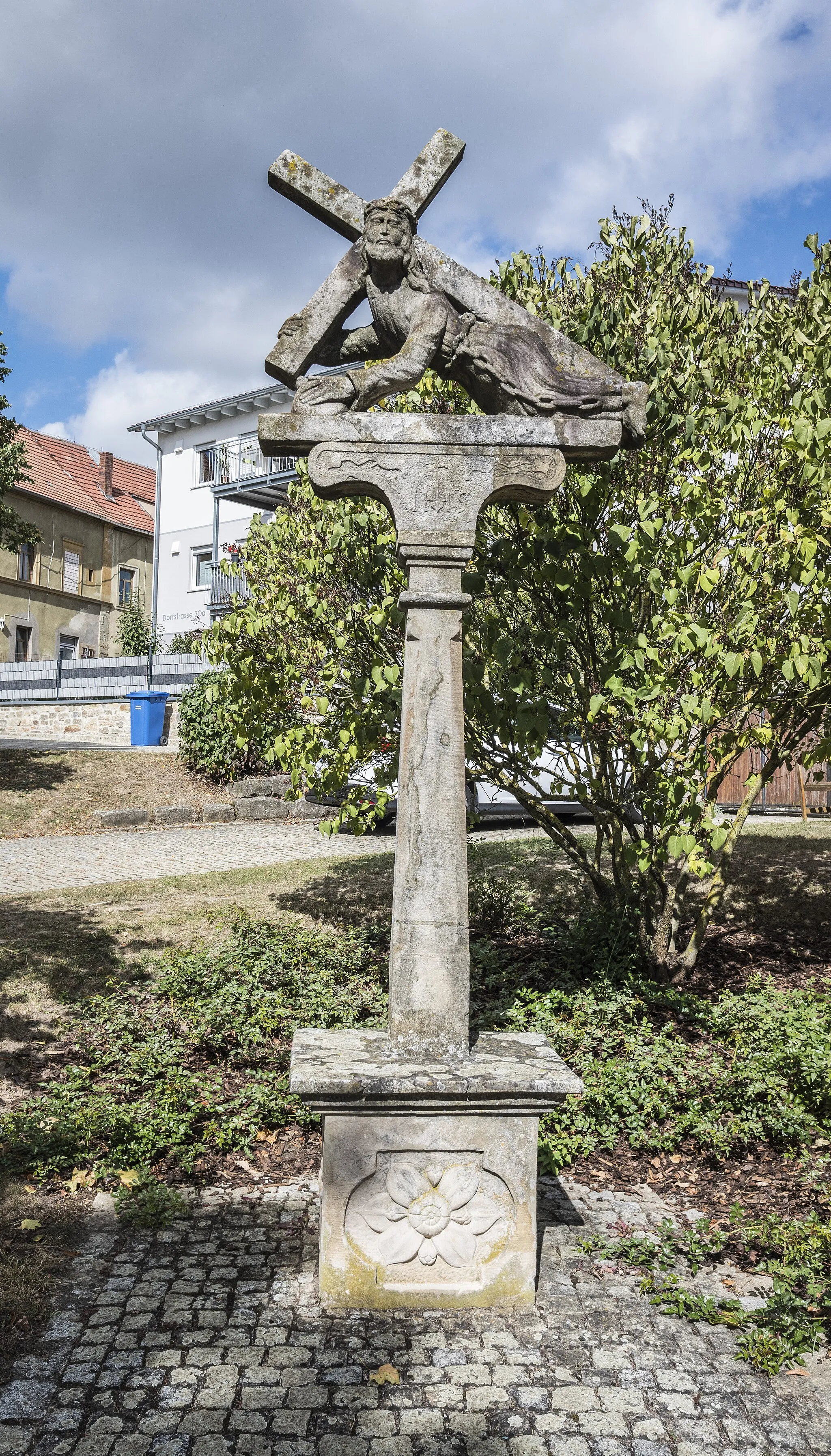 Photo showing: Kreuzschlepper nahe der Kirche in Dampfach