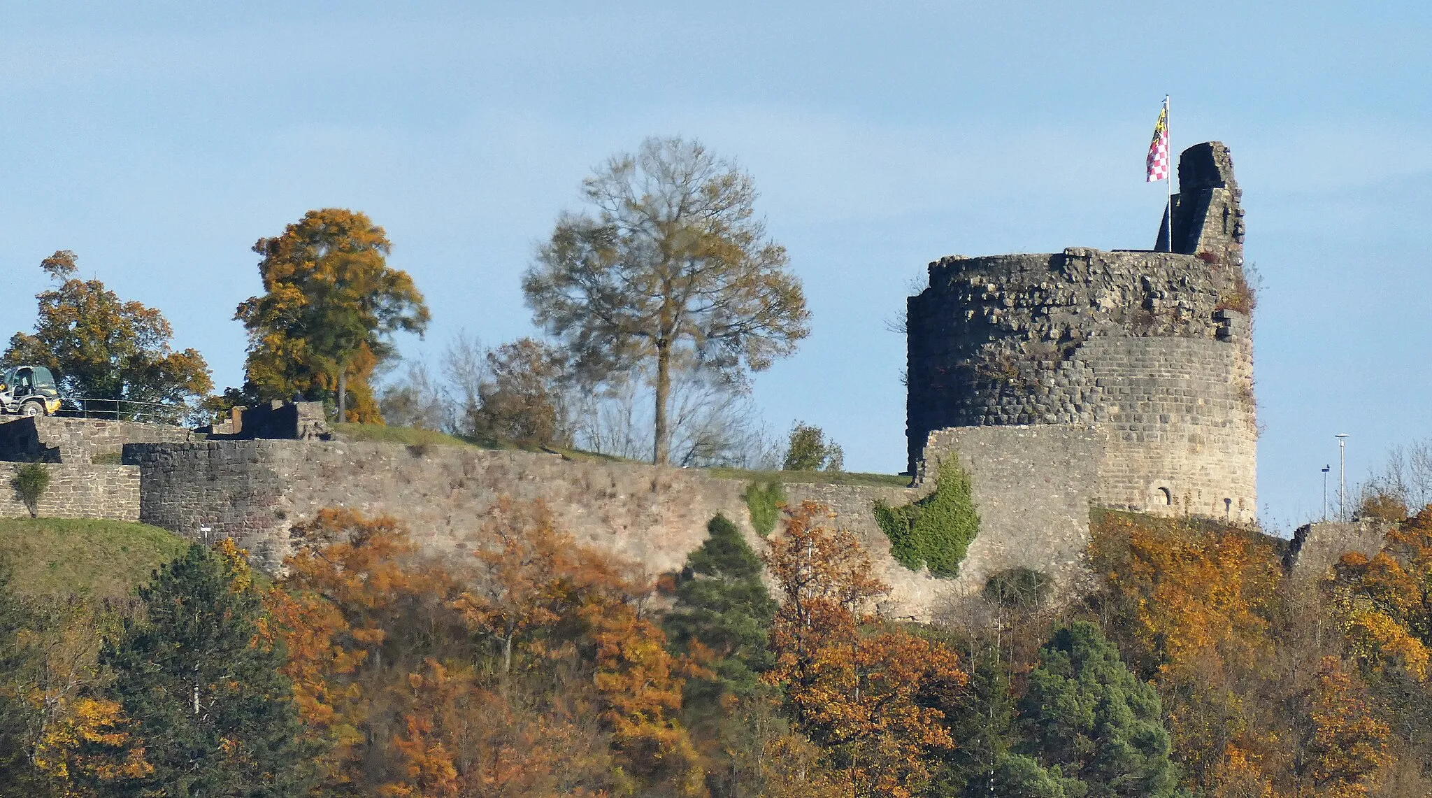 Photo showing: Bad Kissingen, südlicher Bergfried der Burgruine Botenlauben von Westen gesehen.