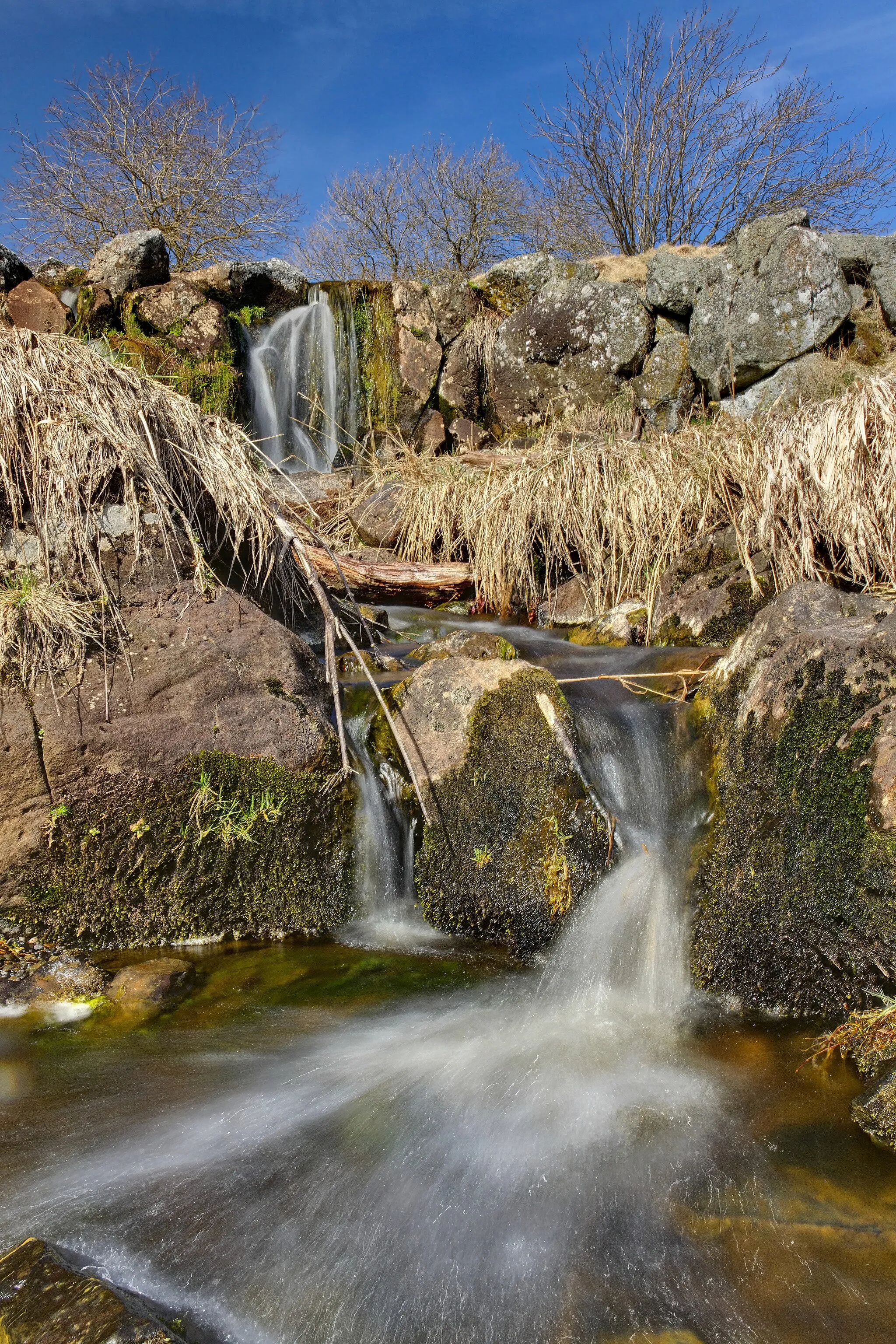 Photo showing: Langzeitbelichtung eines Wasserfalls am Naturdenkmal Eisgraben bei Hausen im Naturschutzgebiet "Lange Rhön".