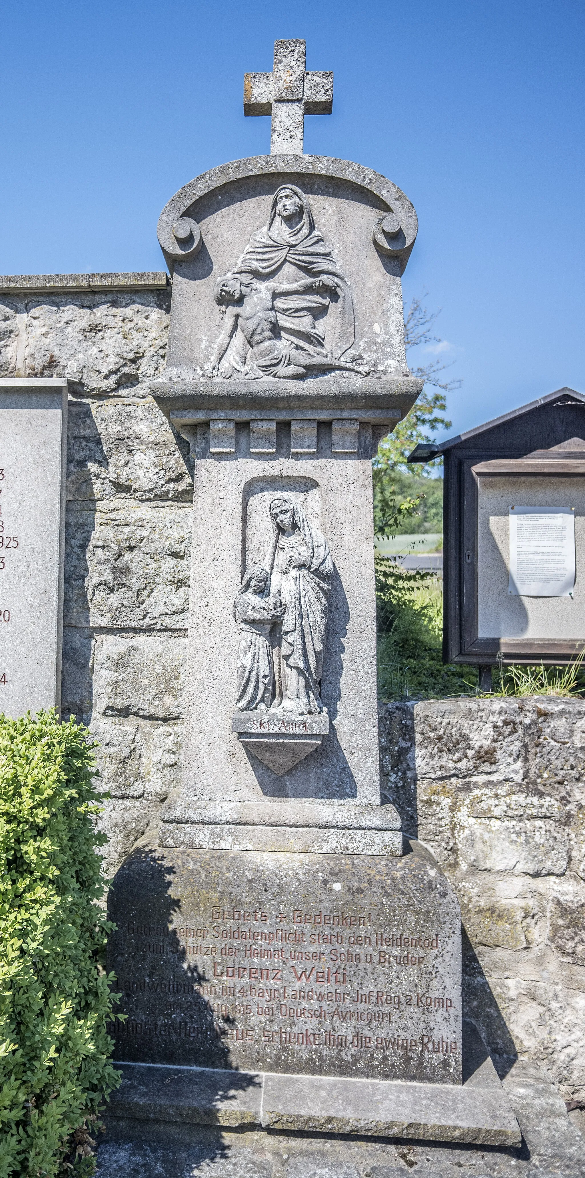 Photo showing: Bildstock und Gefallenendenkmal in Karbach, Pfeiler mit Figur der heiligen Anna und Maria, auf Inschriftsockel, Aufsatz mit Beweinung, Sandstein, um 1925