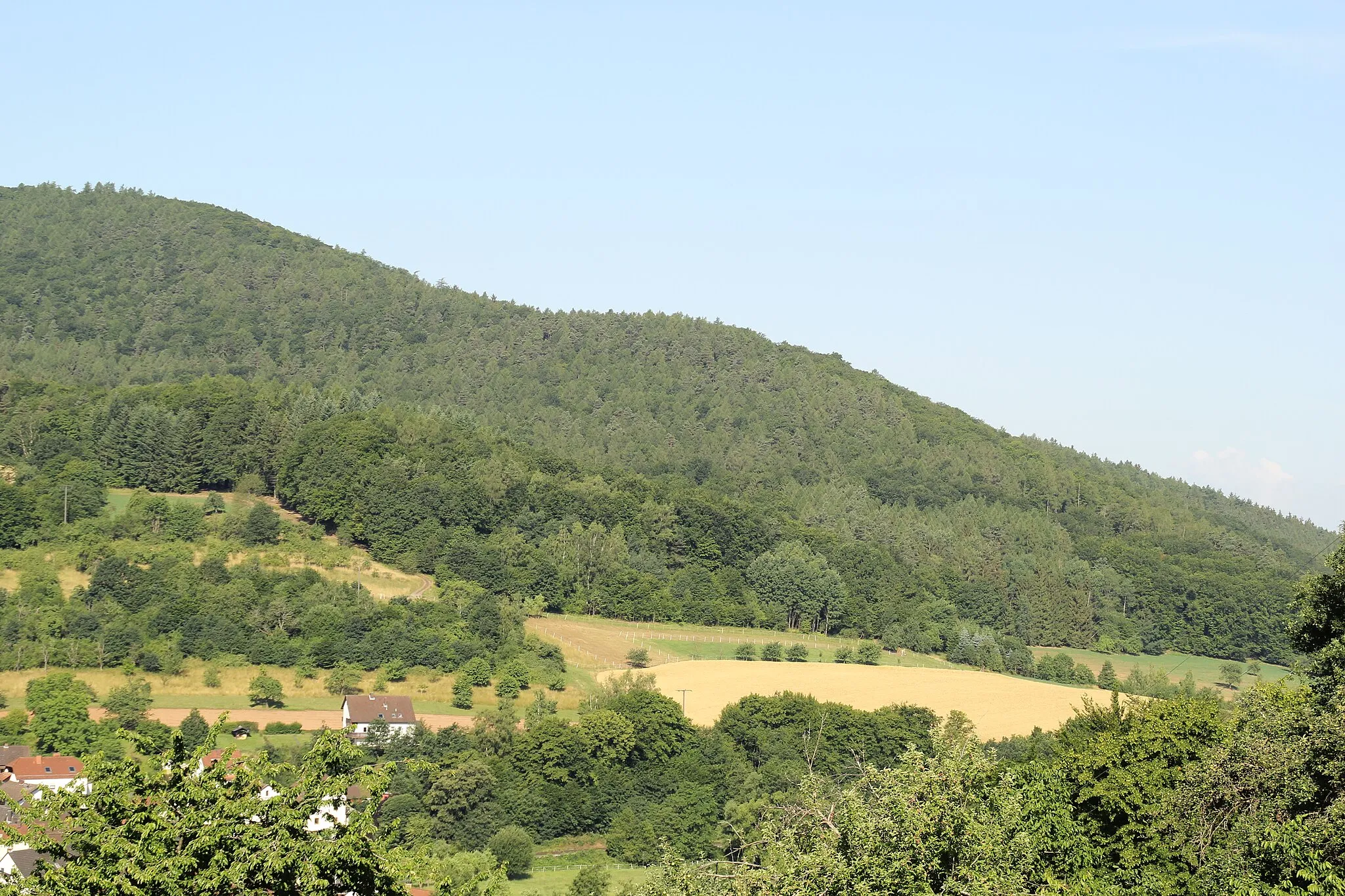 Photo showing: Der Giftige Berg (rechts) am Nordabfall der Hohen Mark (links) im Spessart, Bayern