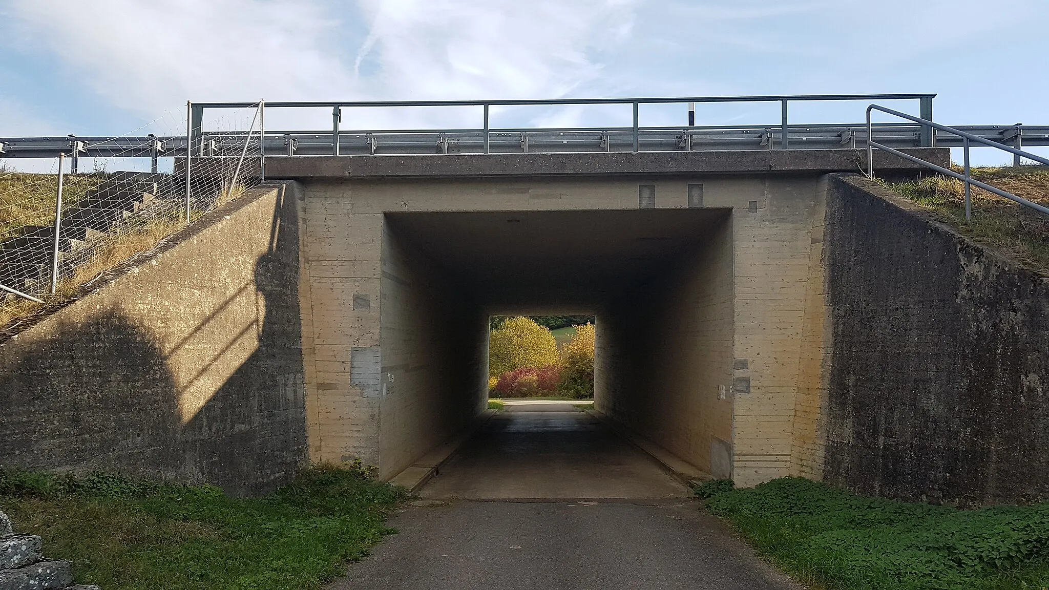 Photo showing: Autobahnunterführung der A 81 nach der Muckbachtalbrücke bei Heckfeld