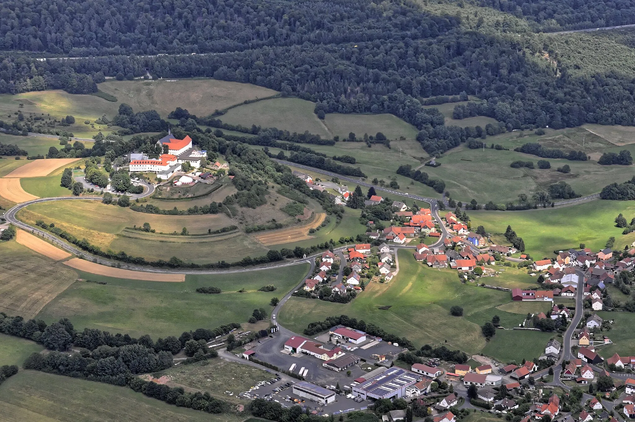 Photo showing: Bilder vom Flug Nordholz-Hammelburg 2015: Kloster Volkersberg; im Vordergrund rechts Volkers. Im Hintergrund die Autobahn A7.