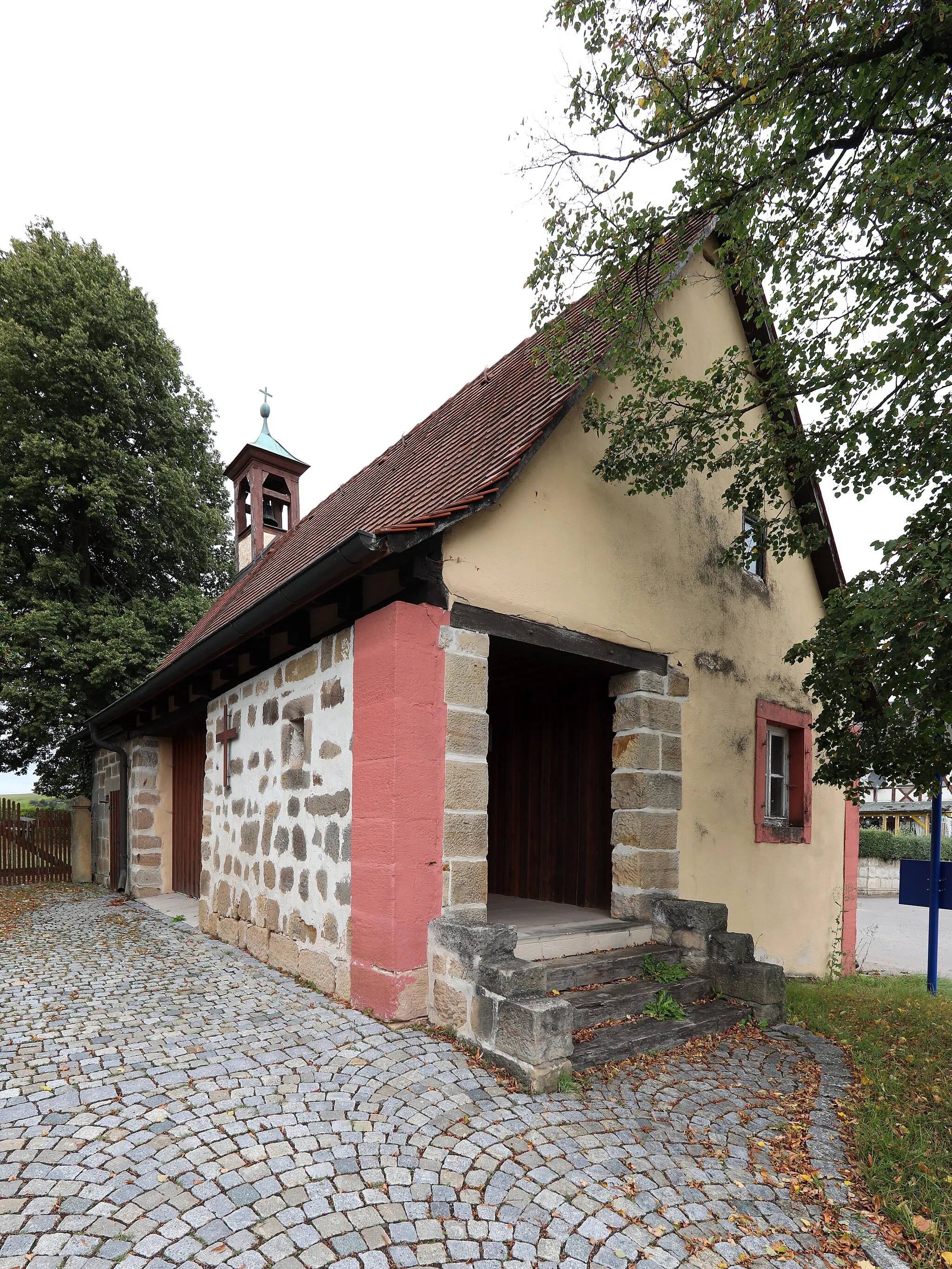 Photo showing: Aussegnungshalle Erlsdorf