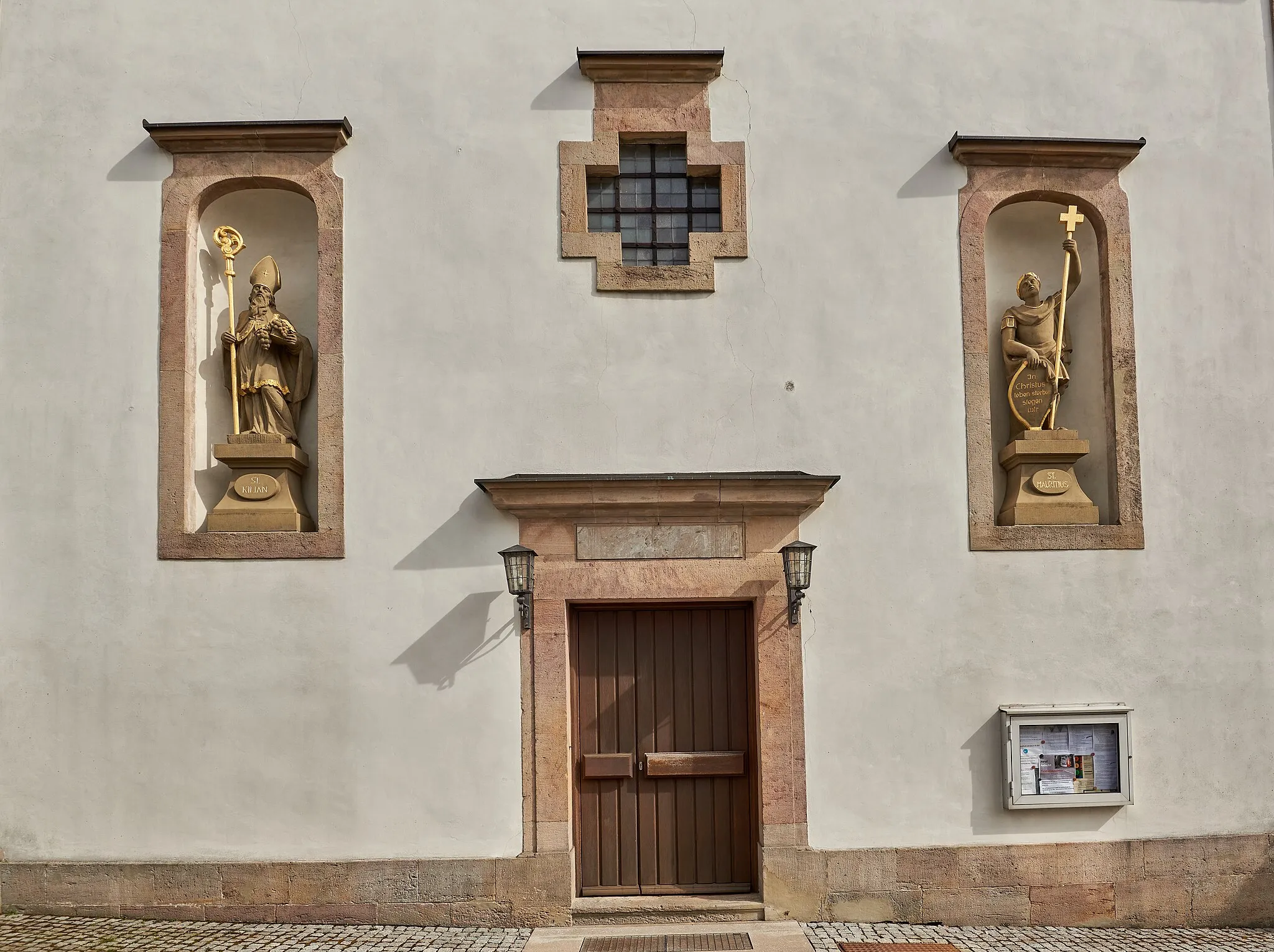 Photo showing: Bastheim: Reyersbach, Kirchentor 2, Kirche