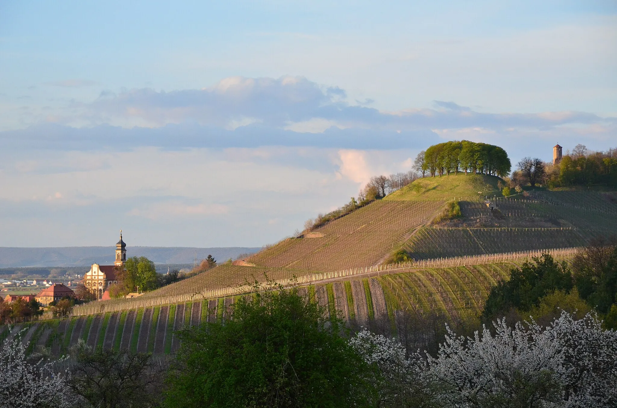 Photo showing: Castell Kirche und Schloßberg mit Turm