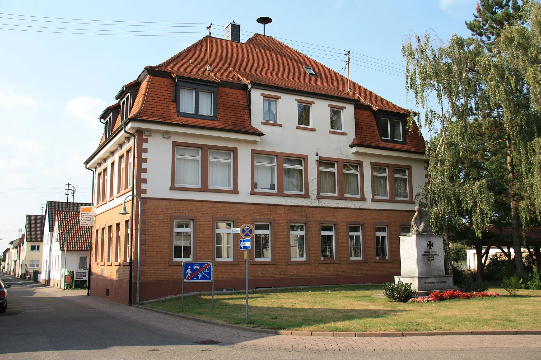Photo showing: Das Alte Rathaus der Gemeinde Dettingen, die 1975 mit der Gemeinde Großwelzheim zur neuen Gemeinde Karlstein a.Main fusioniert ist. Heute ist im Alten Rathaus das Heimatmuseum von Karlstein untergebracht.