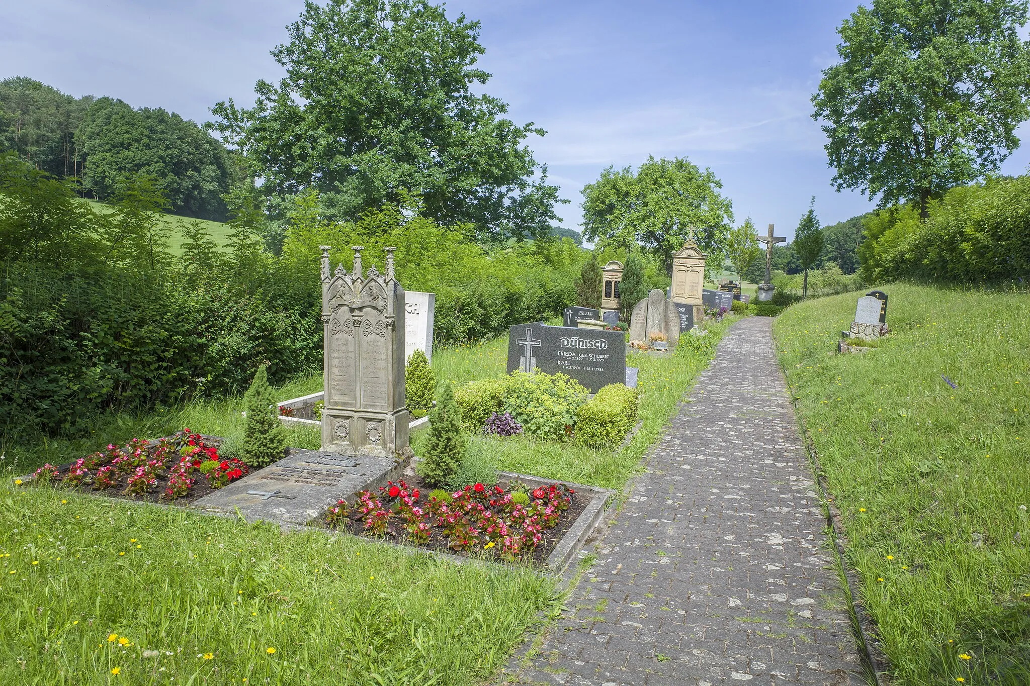 Photo showing: Friedhof mit Grabdenkmälern, historistisch und Jugendstil, Sandstein, spätes 19. und frühes 20. Jahrhundert