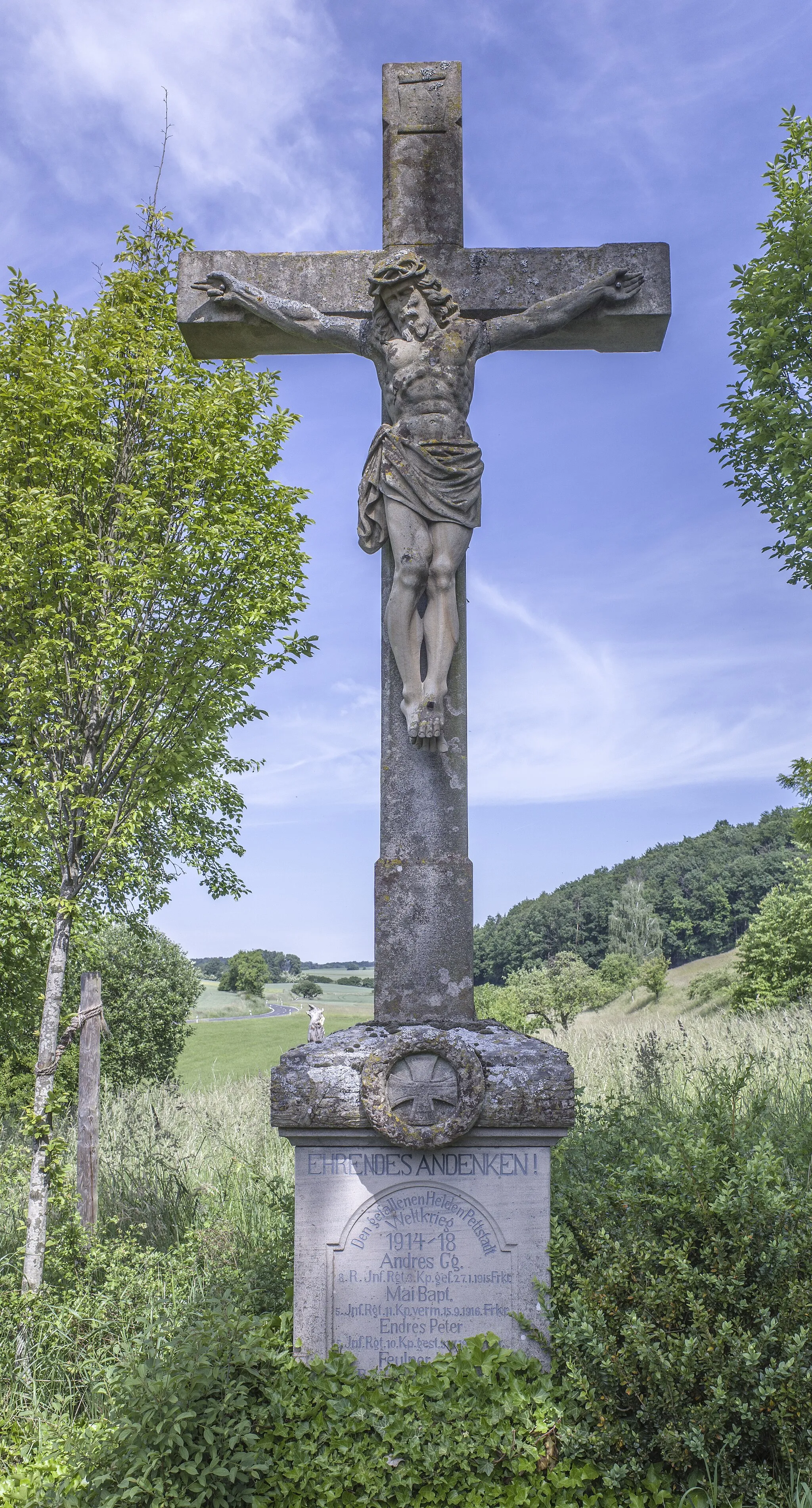 Photo showing: Friedhofskreuz als Kriegerdenkmal, Dreinageltypus auf Inschriftsockel, um 1920