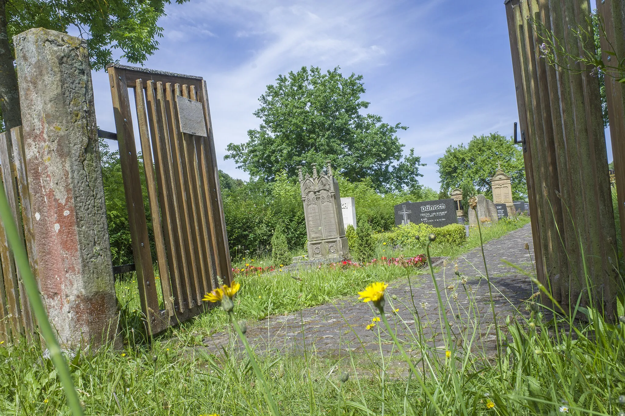 Photo showing: Friedhof mit Grabdenkmälern, historistisch und Jugendstil, Sandstein, spätes 19. und frühes 20. Jahrhundert