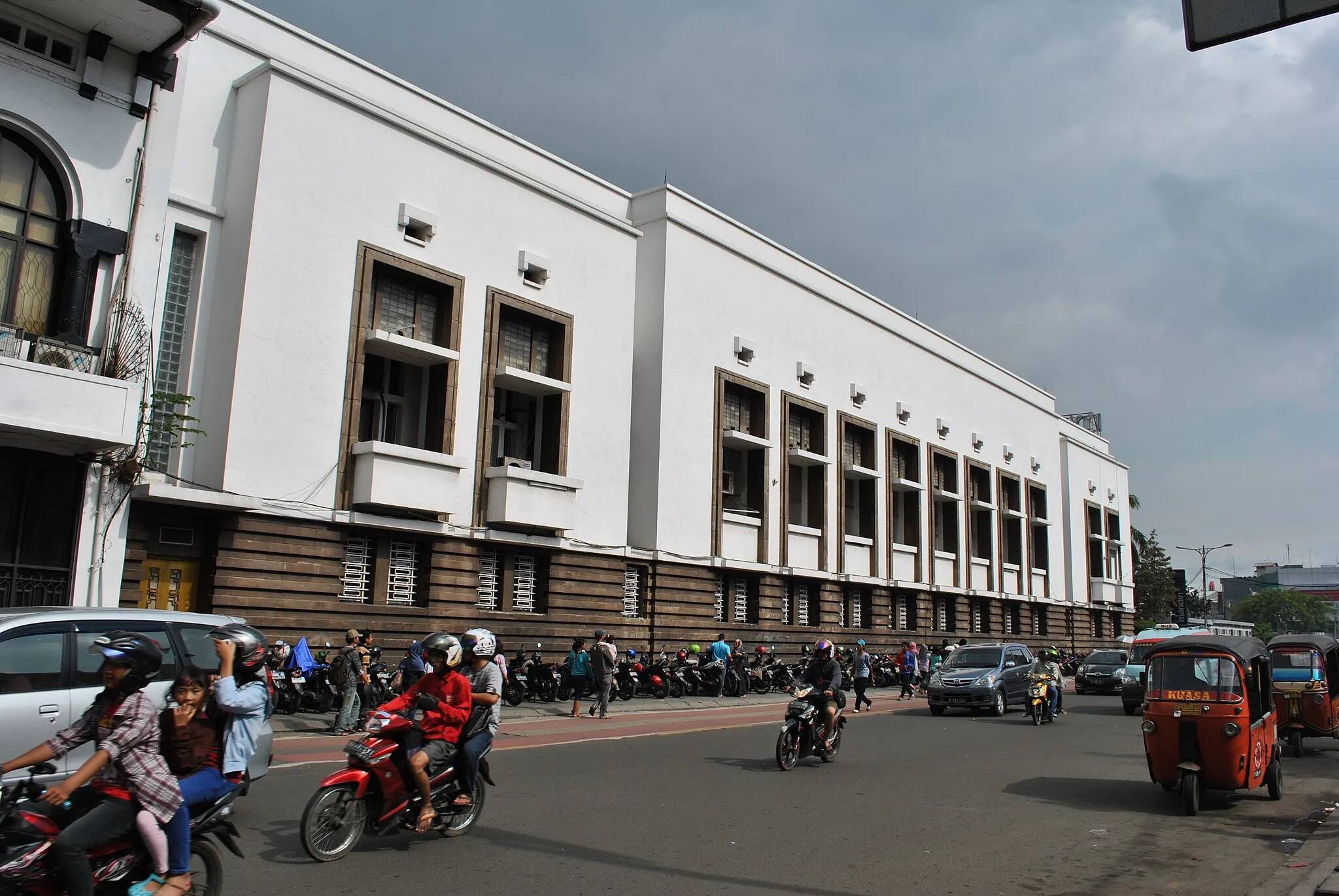 Photo showing: One of few colonial era office building still in use: Bank Mandiri, Jakarta Kota branch, designed jointly by Ir. J.F.L. Blankenberg and Wolff Schoemaker in 1920s,