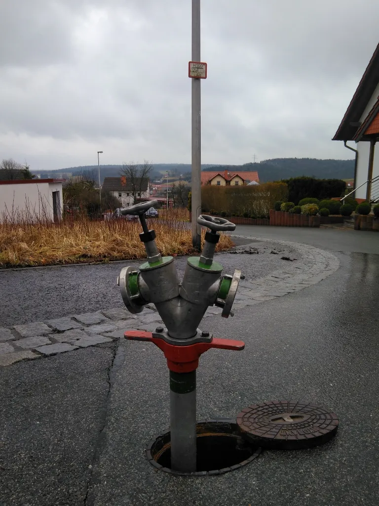 Photo showing: This fire-fighting facility can be inspected and edited within OsmHydrant (show).

English | français | +/−