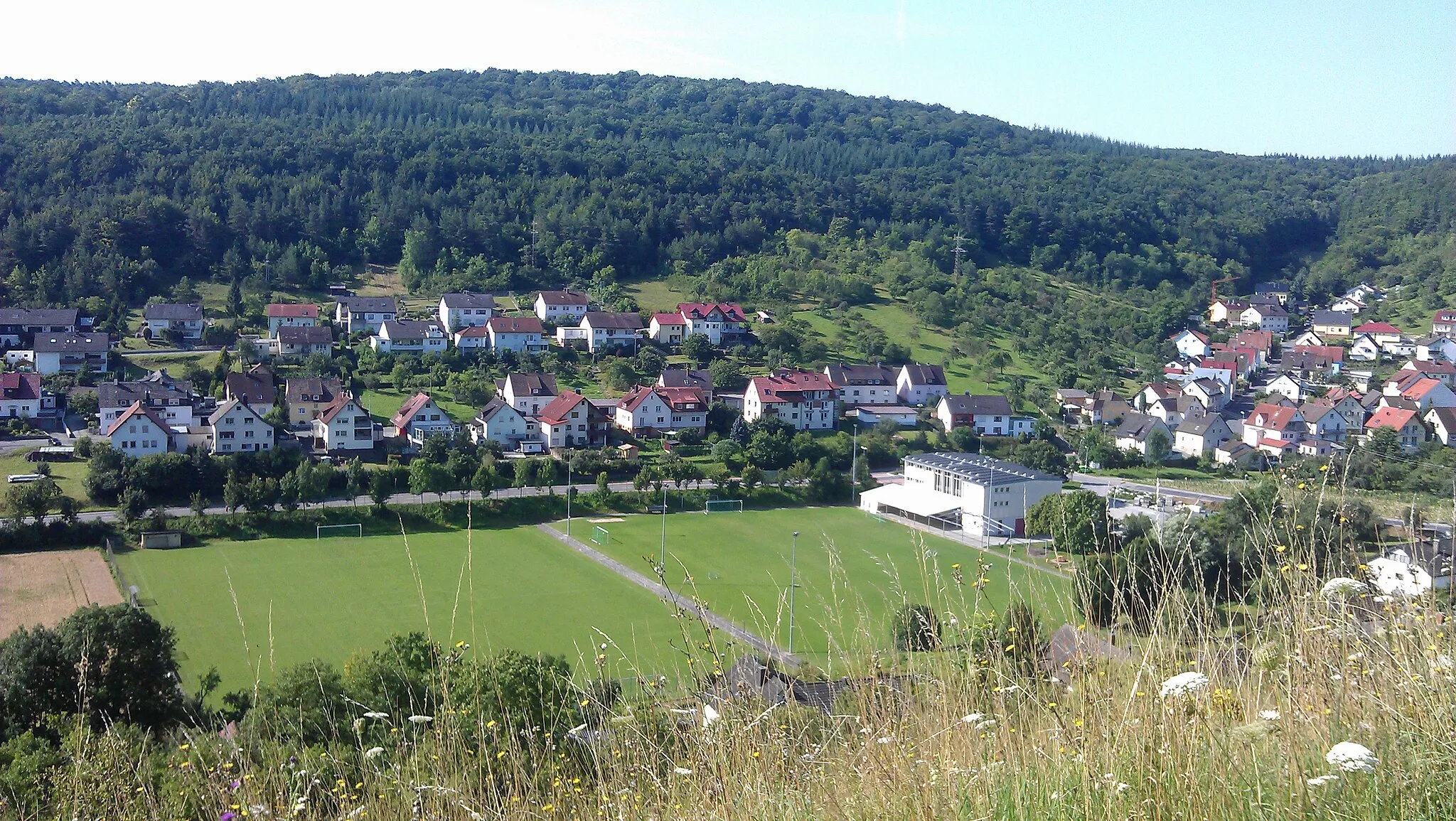 Photo showing: Blick auf Oberlauda mit den Sportanlagen des FV Oberlauda im Tal (2012).