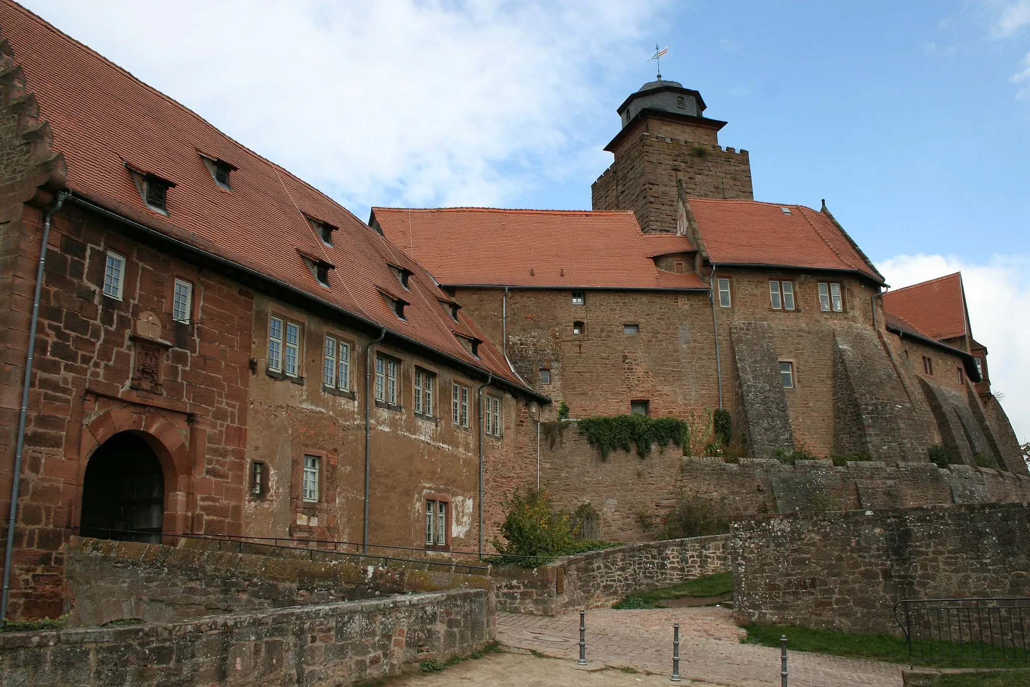 Photo showing: de:Burg Breuberg im Odenwald, Blick auf den Torbau (links) und die Kernburg 2009.