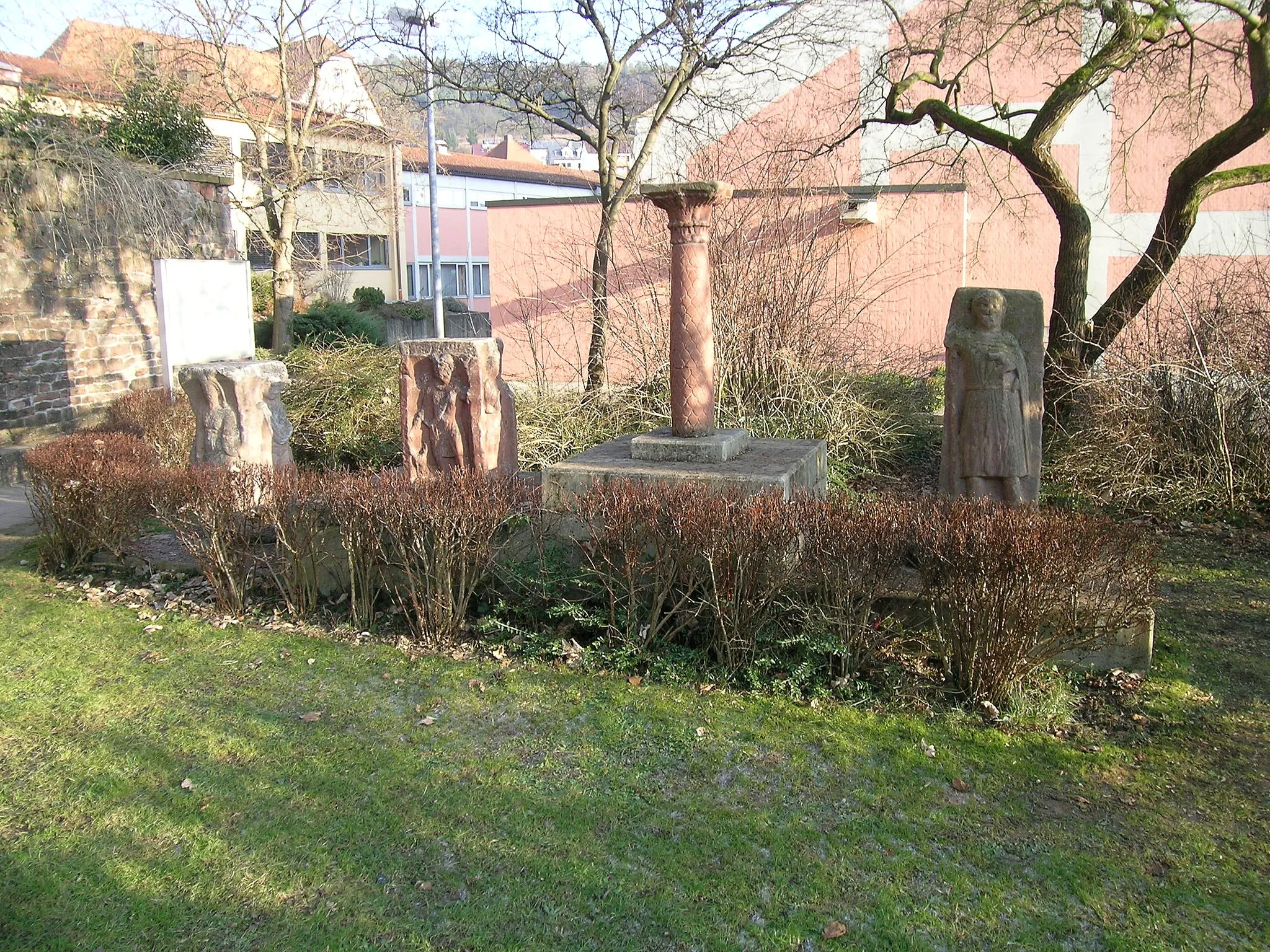 Photo showing: Römische Göttersteine unterhalb der Pfarrkirche St. Martin in Mömlingen (Bayern)