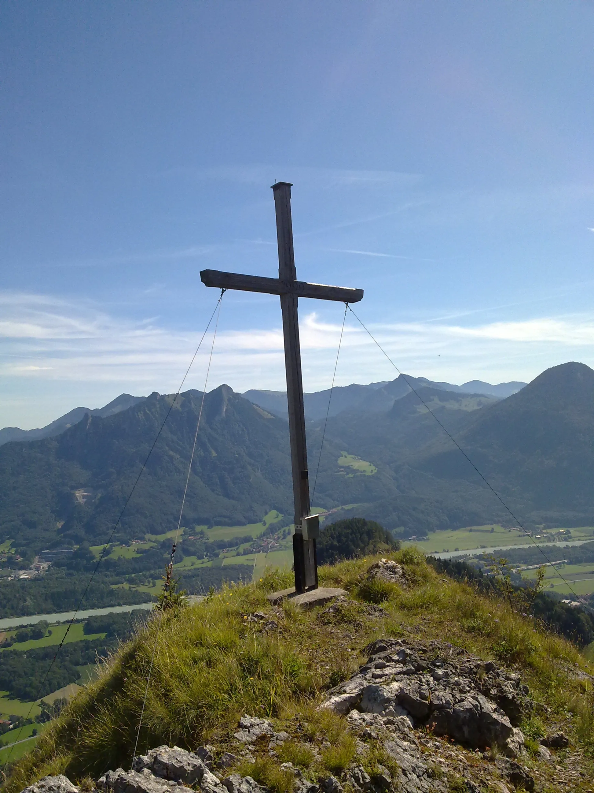Photo showing: Gipfelkreuz Maiwand unterhalb vom Riesenkopf. Ausblick hinüber zum Heuberg.