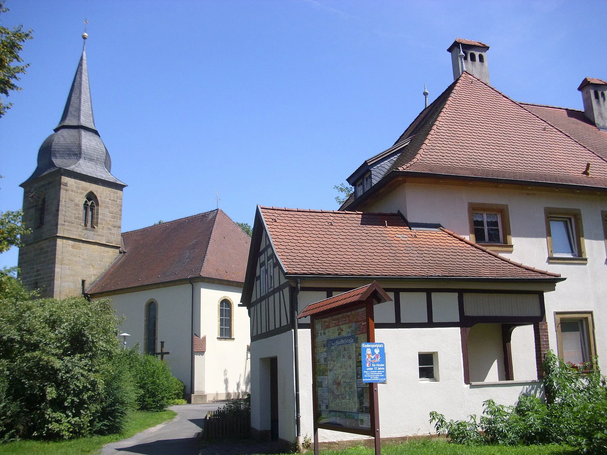 Photo showing: Die katholische Filialkirche St. Andreas im Bad Staffelsteiner Ortsteil Wiesen: Chor und Turm stammen aus der Zeit der Spätgotik (um 1500), das Langhaus wurde in der Barockzeit (1665/69) hinzugefügt.