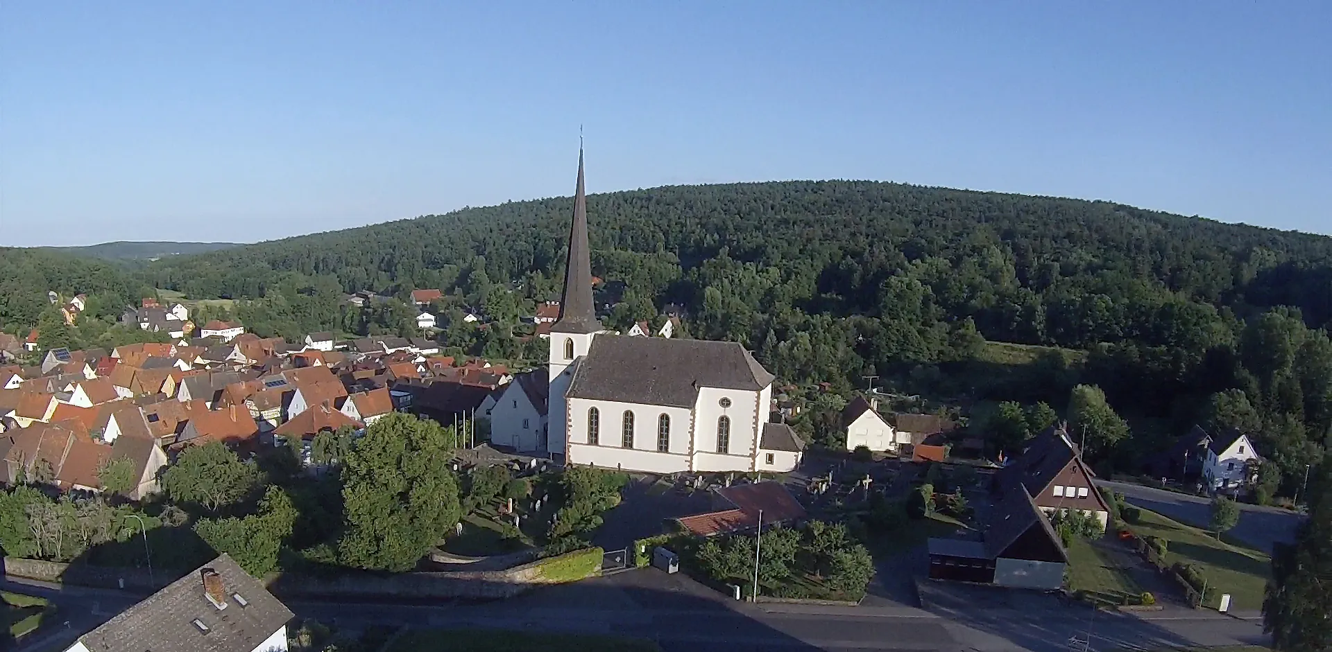 Photo showing: ehem. Chorturmkirche, heute Saalbau mit eingezogenem Westchor und Ostturm mit Spitzhelm, im 1615-17 nachgotisch erneuerten Turm das tonnengewölbte mittelalterliche Chorturmerdgeschoss erhalten, Langhaus mit Satteldach und Chor mit Walmdach 1810; mit Ausstattung