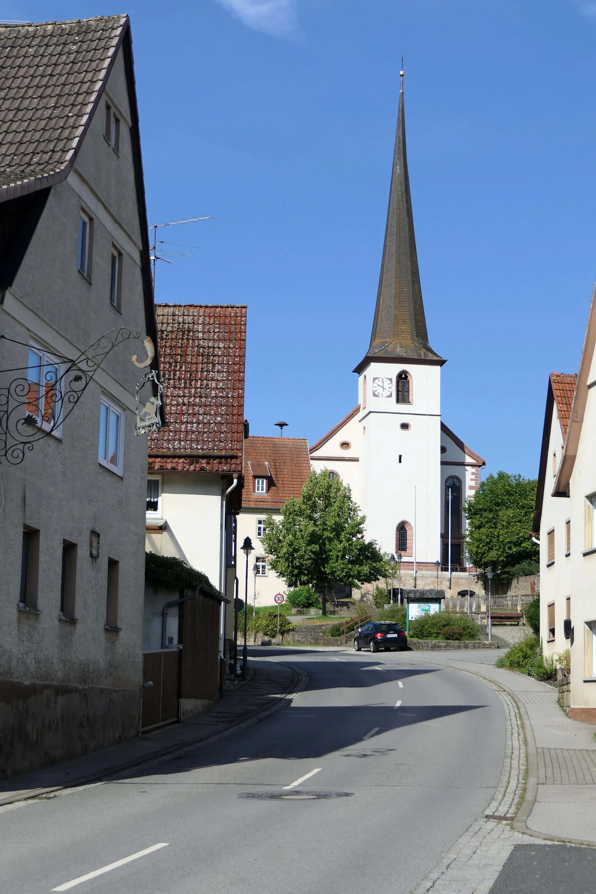 Photo showing: Unterelsbach - Hauptstraße mit Kirche