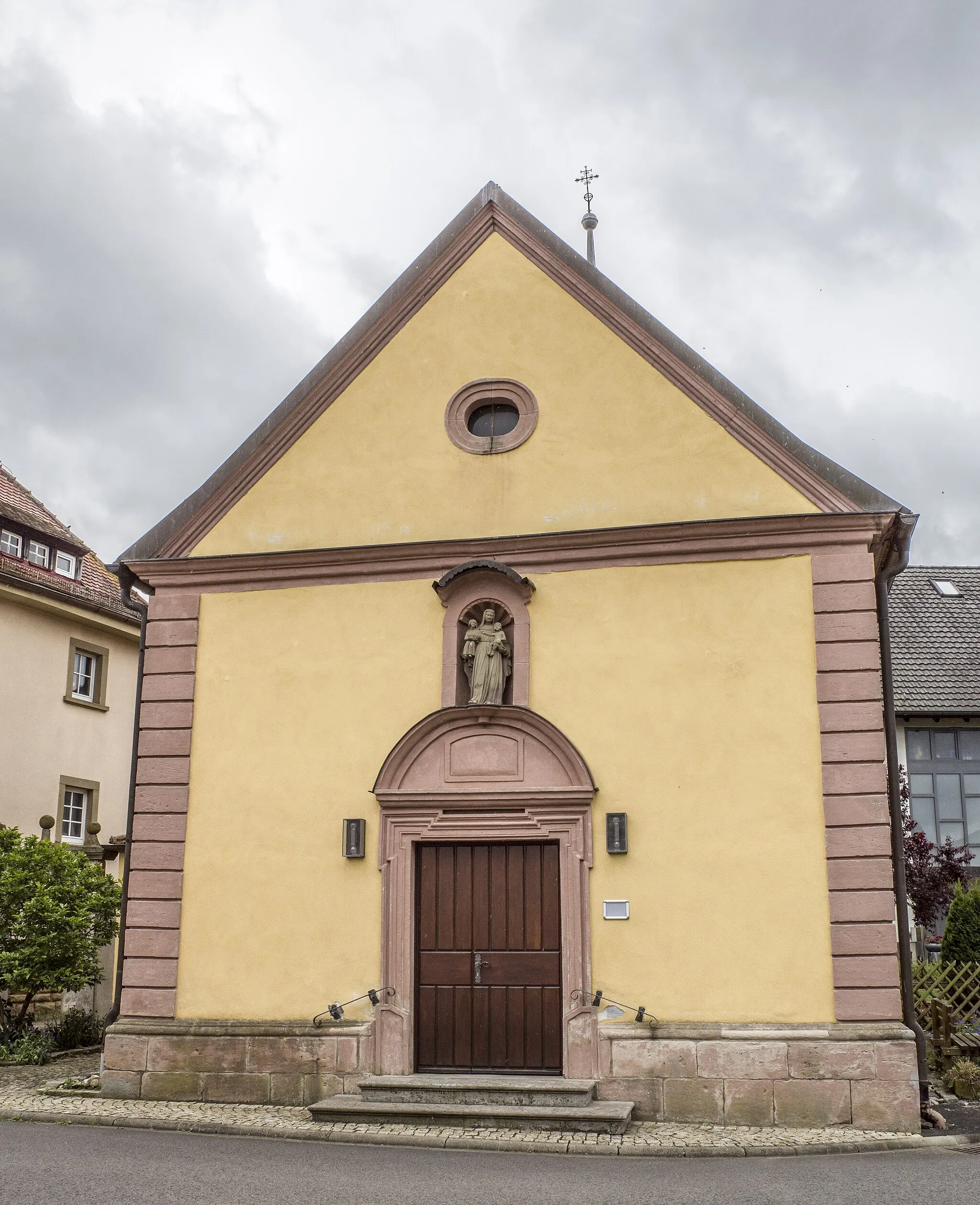 Photo showing: Katholische Filialkirche St. Anna, leiner Saalbau mit polygonalem Chorabschluss und Dachreiter, 18. Jahrhundert und 1806; mit Ausstattung