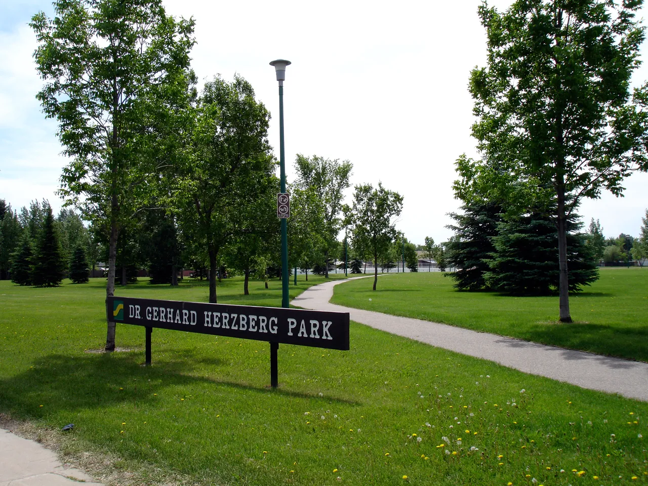 Photo showing: Dr. Gerhard Herzberg Park, a public park in the College Park subdivision of Saskatoon, Saskatchewan, Canada.