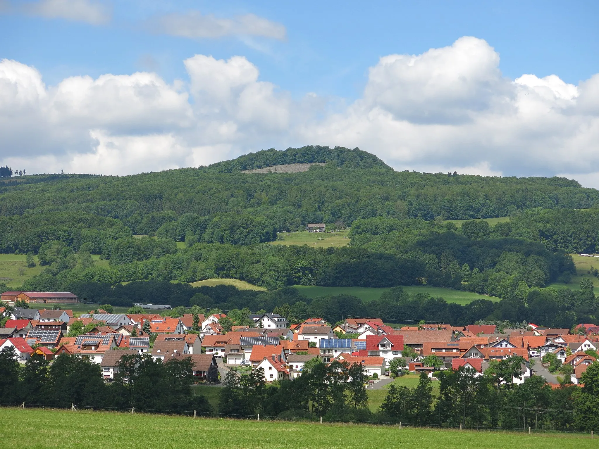 Photo showing: The Schafstein in the Rhön Mountains with parts of Wüstensachsen